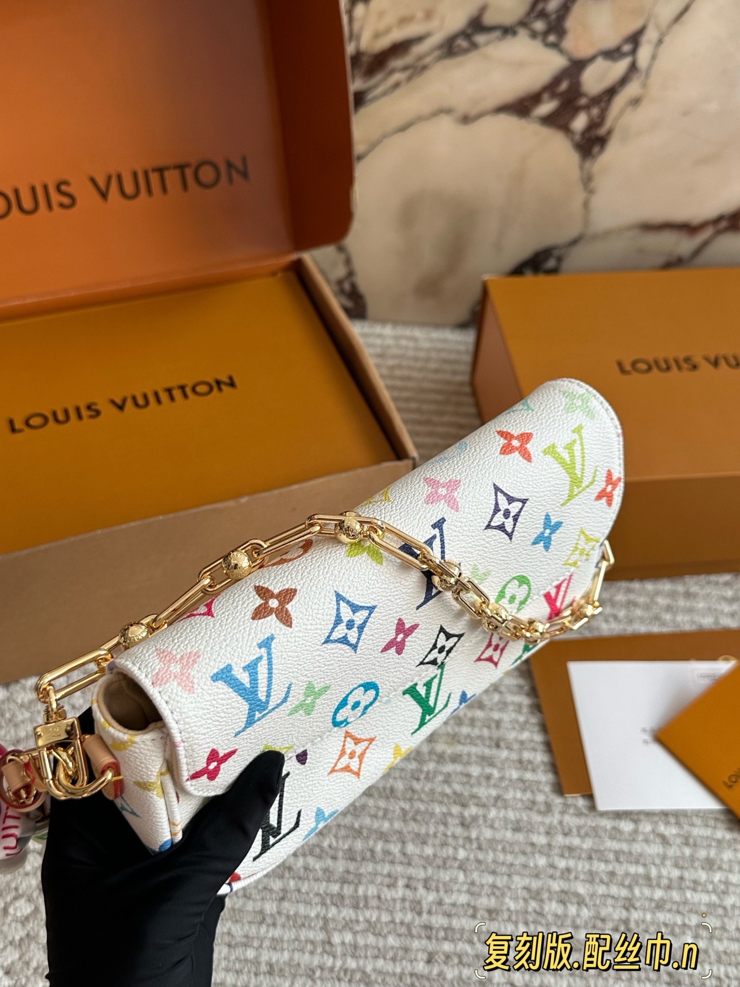 💰220 配盒（升级版）

size：22*12cm
L家 新晋爆款ivy woc
这个版本很难得哦！抓紧抓紧！
出道即巅峰 
双链条设计的麻将包
可斜挎可单肩可手提
内置卡槽 可爱好用！