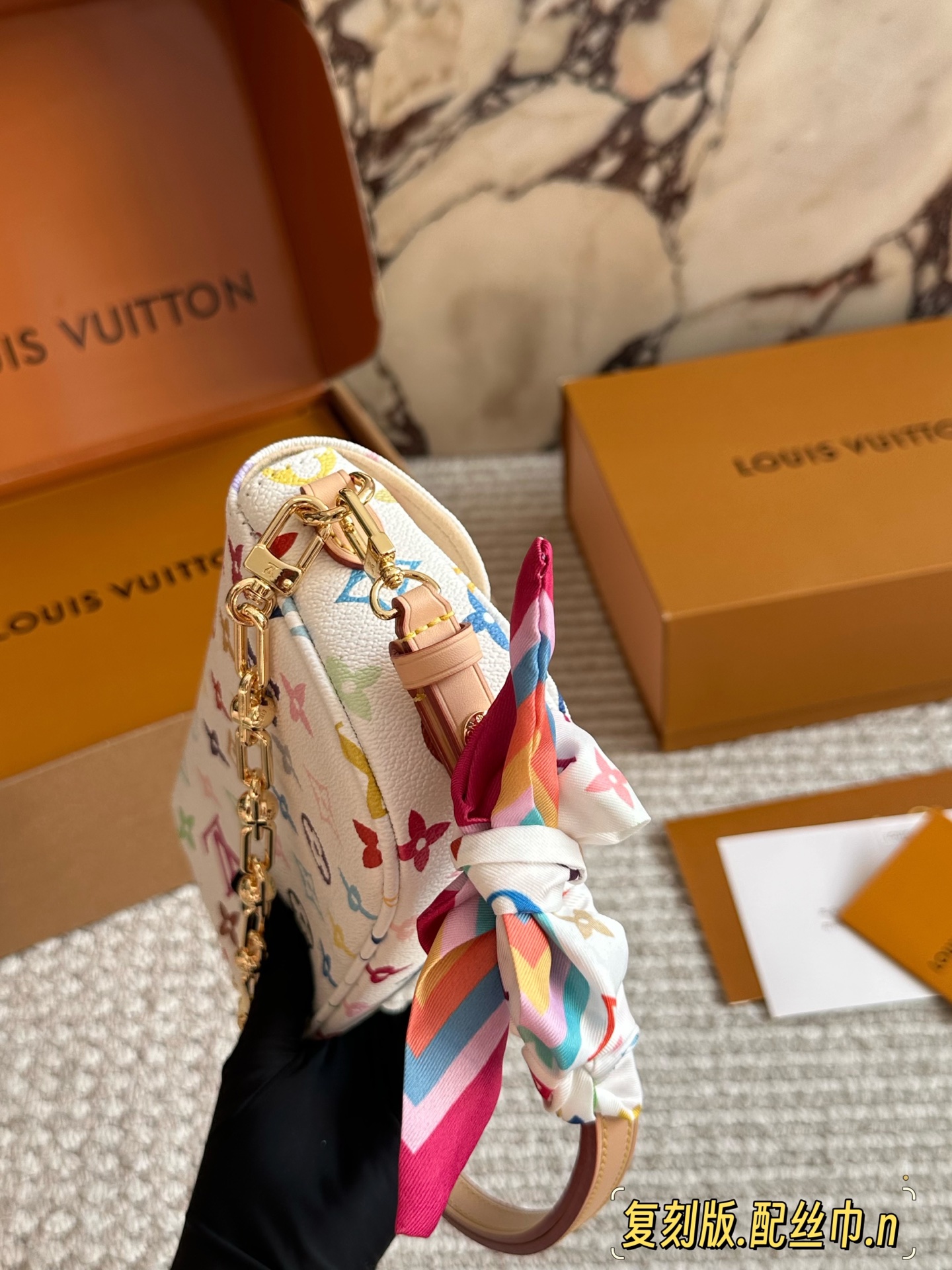 💰220 配盒（升级版）

size：22*12cm
L家 新晋爆款ivy woc
这个版本很难得哦！抓紧抓紧！
出道即巅峰 
双链条设计的麻将包
可斜挎可单肩可手提
内置卡槽 可爱好用！