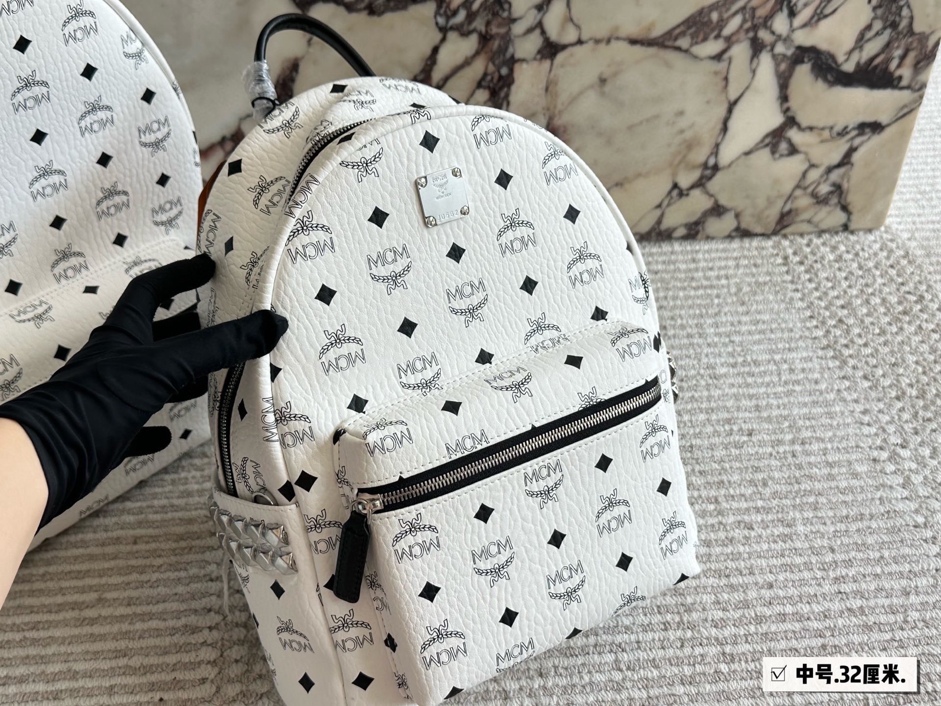 
p185、150、135、130
经典✈✈高版本mcm双肩背包到货啦✨ M C M ✨2020款🇰🇷韩国专柜新款双肩包🎒青岛原单代工品质/原版颜色拉头！专柜同材质 原版ykk拉头拉链/专柜原装定制（防尘袋/韩国乐天免税店标签⚡🛃海关贴5件套外包）⚡专柜同质量 经典侧口。                
超大号40*32
大号38*30
中号32*26
小号27*21