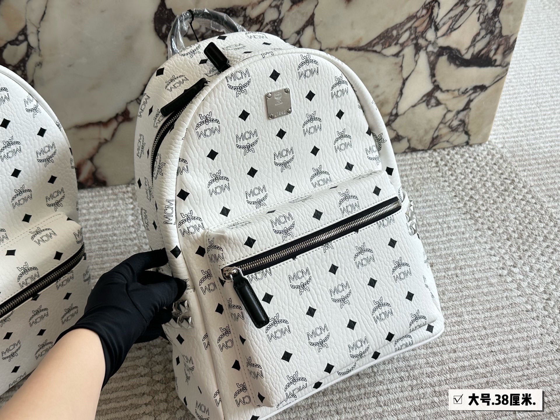 
p185、150、135、130
经典✈✈高版本mcm双肩背包到货啦✨ M C M ✨2020款🇰🇷韩国专柜新款双肩包🎒青岛原单代工品质/原版颜色拉头！专柜同材质 原版ykk拉头拉链/专柜原装定制（防尘袋/韩国乐天免税店标签⚡🛃海关贴5件套外包）⚡专柜同质量 经典侧口。                
超大号40*32
大号38*30
中号32*26
小号27*21