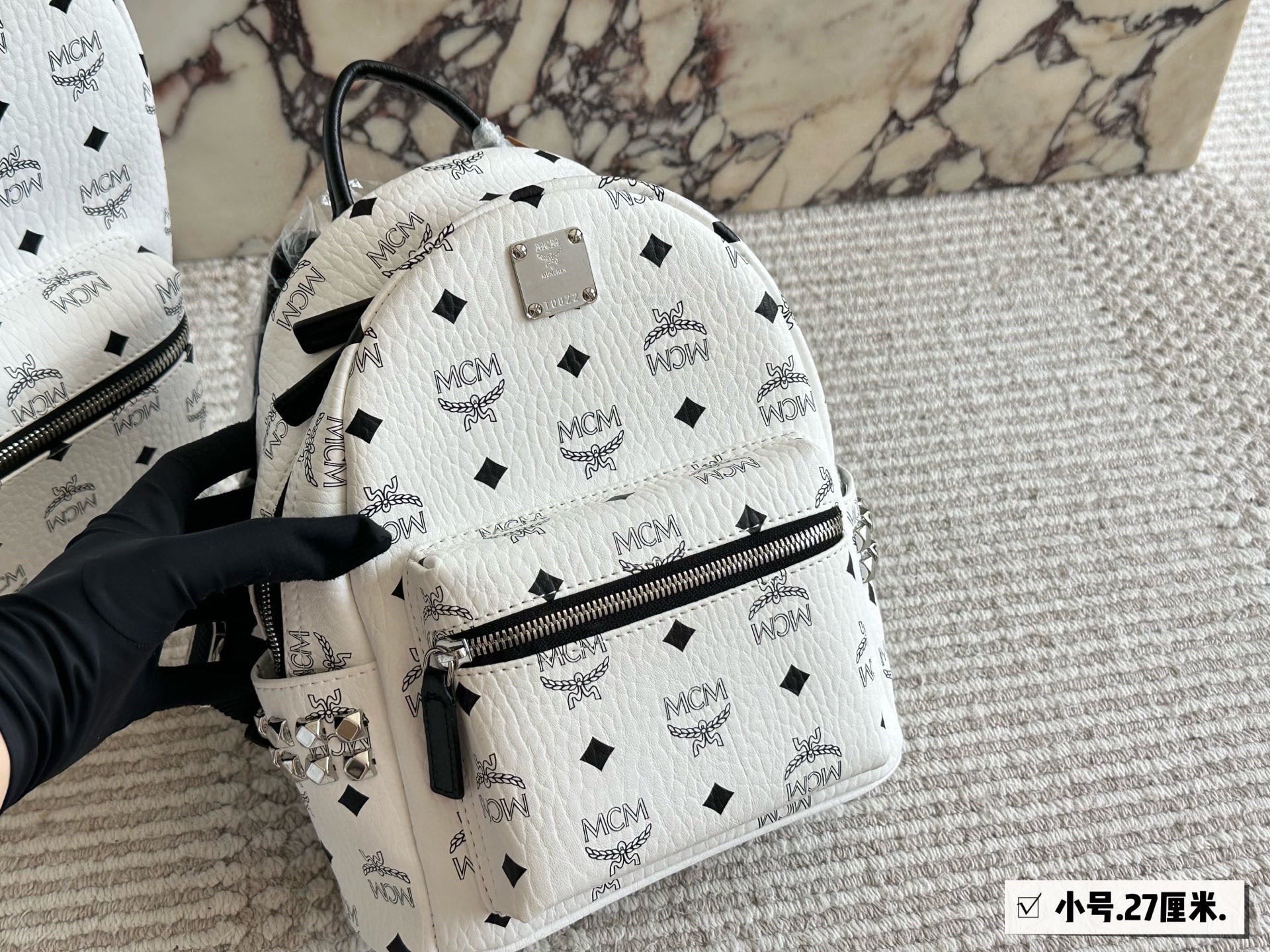 
p185、150、135、130
经典✈✈高版本mcm双肩背包到货啦✨ M C M ✨2020款🇰🇷韩国专柜新款双肩包🎒青岛原单代工品质/原版颜色拉头！专柜同材质 原版ykk拉头拉链/专柜原装定制（防尘袋/韩国乐天免税店标签⚡🛃海关贴5件套外包）⚡专柜同质量 经典侧口。                
超大号40*32
大号38*30
中号32*26
小号27*21