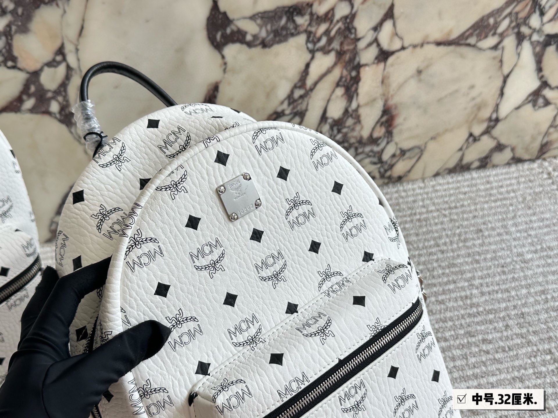 
p185、150、135、130
经典✈✈高版本mcm双肩背包到货啦✨ M C M ✨2020款🇰🇷韩国专柜新款双肩包🎒青岛原单代工品质/原版颜色拉头！专柜同材质 原版ykk拉头拉链/专柜原装定制（防尘袋/韩国乐天免税店标签⚡🛃海关贴5件套外包）⚡专柜同质量 经典侧口。                
超大号40*32
大号38*30
中号32*26
小号27*21