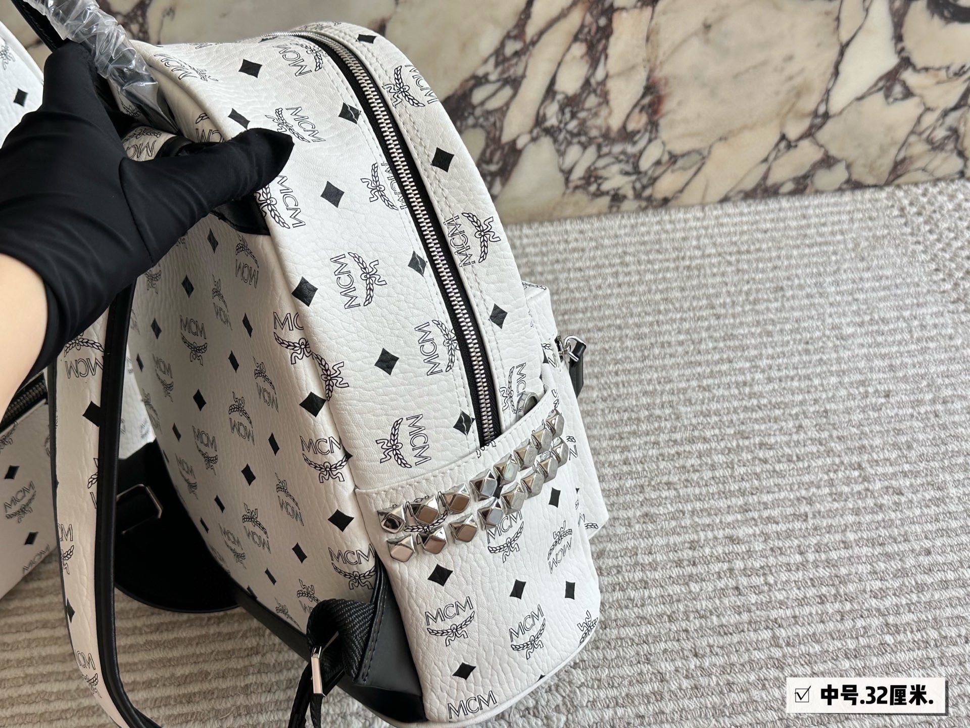 
p185、150、135、130
经典✈✈高版本mcm双肩背包到货啦✨ M C M ✨2020款🇰🇷韩国专柜新款双肩包🎒青岛原单代工品质/原版颜色拉头！专柜同材质 原版ykk拉头拉链/专柜原装定制（防尘袋/韩国乐天免税店标签⚡🛃海关贴5件套外包）⚡专柜同质量 经典侧口。                
超大号40*32
大号38*30
中号32*26
小号27*21