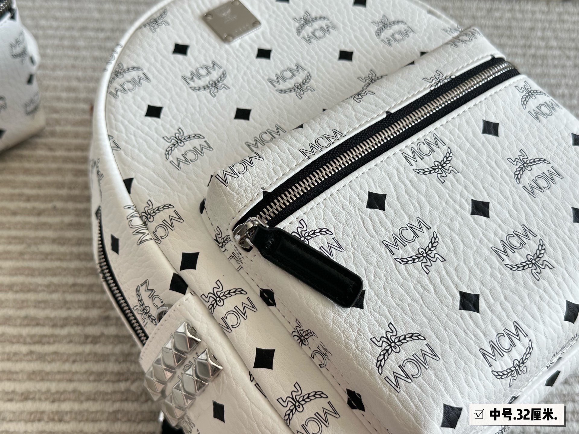 
p185、150、135、130
经典✈✈高版本mcm双肩背包到货啦✨ M C M ✨2020款🇰🇷韩国专柜新款双肩包🎒青岛原单代工品质/原版颜色拉头！专柜同材质 原版ykk拉头拉链/专柜原装定制（防尘袋/韩国乐天免税店标签⚡🛃海关贴5件套外包）⚡专柜同质量 经典侧口。                
超大号40*32
大号38*30
中号32*26
小号27*21