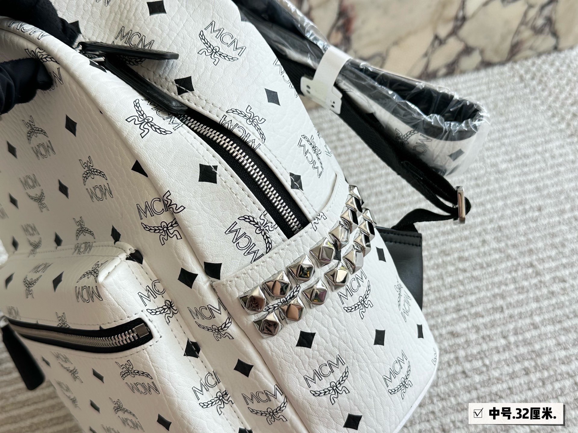 
p185、150、135、130
经典✈✈高版本mcm双肩背包到货啦✨ M C M ✨2020款🇰🇷韩国专柜新款双肩包🎒青岛原单代工品质/原版颜色拉头！专柜同材质 原版ykk拉头拉链/专柜原装定制（防尘袋/韩国乐天免税店标签⚡🛃海关贴5件套外包）⚡专柜同质量 经典侧口。                
超大号40*32
大号38*30
中号32*26
小号27*21