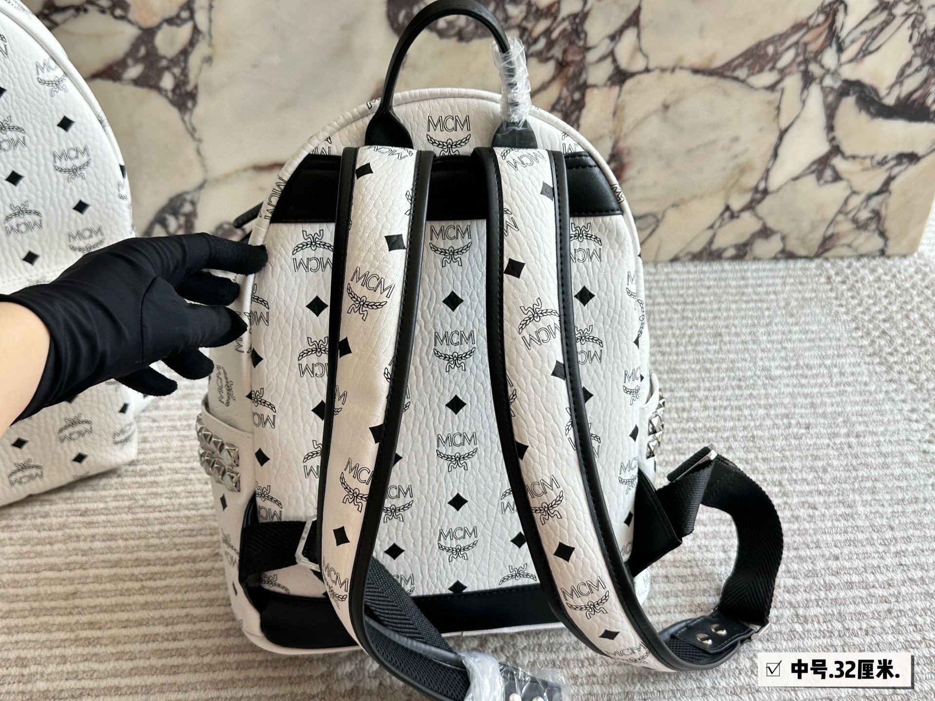 
p185、150、135、130
经典✈✈高版本mcm双肩背包到货啦✨ M C M ✨2020款🇰🇷韩国专柜新款双肩包🎒青岛原单代工品质/原版颜色拉头！专柜同材质 原版ykk拉头拉链/专柜原装定制（防尘袋/韩国乐天免税店标签⚡🛃海关贴5件套外包）⚡专柜同质量 经典侧口。                
超大号40*32
大号38*30
中号32*26
小号27*21