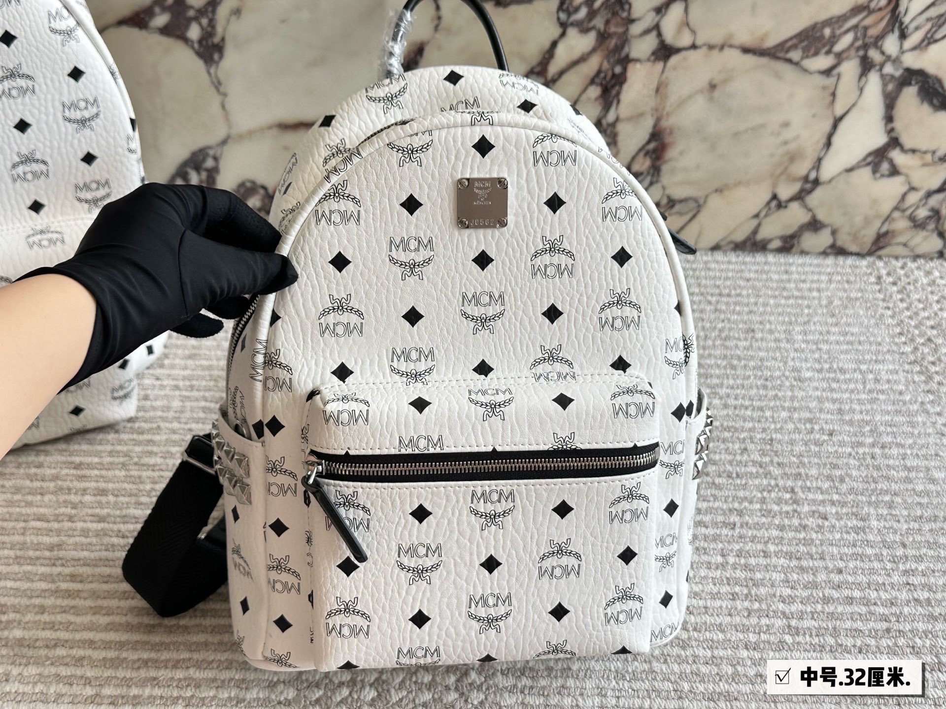 
p185、150、135、130
经典✈✈高版本mcm双肩背包到货啦✨ M C M ✨2020款🇰🇷韩国专柜新款双肩包🎒青岛原单代工品质/原版颜色拉头！专柜同材质 原版ykk拉头拉链/专柜原装定制（防尘袋/韩国乐天免税店标签⚡🛃海关贴5件套外包）⚡专柜同质量 经典侧口。                
超大号40*32
大号38*30
中号32*26
小号27*21
