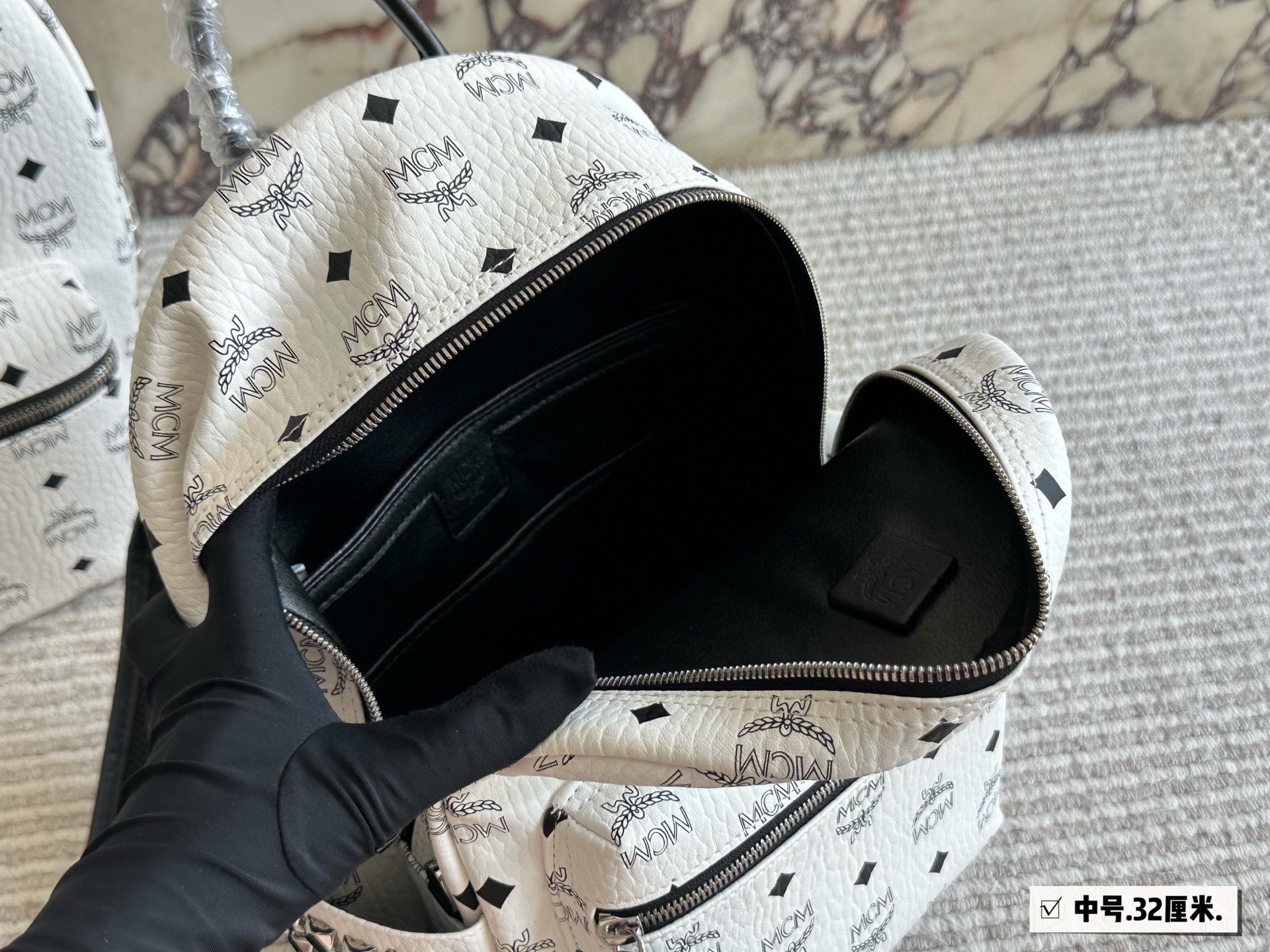 
p185、150、135、130
经典✈✈高版本mcm双肩背包到货啦✨ M C M ✨2020款🇰🇷韩国专柜新款双肩包🎒青岛原单代工品质/原版颜色拉头！专柜同材质 原版ykk拉头拉链/专柜原装定制（防尘袋/韩国乐天免税店标签⚡🛃海关贴5件套外包）⚡专柜同质量 经典侧口。                
超大号40*32
大号38*30
中号32*26
小号27*21