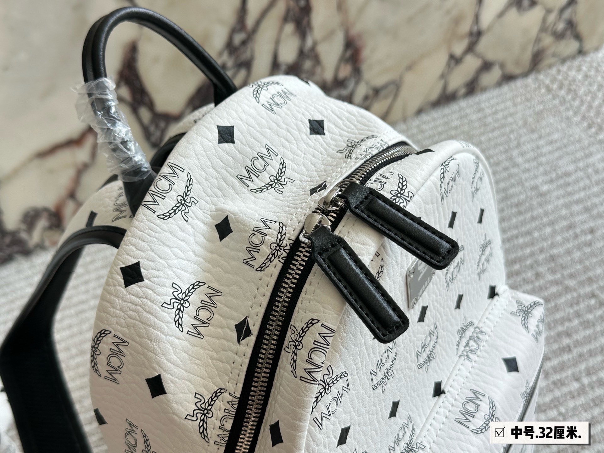 
p185、150、135、130
经典✈✈高版本mcm双肩背包到货啦✨ M C M ✨2020款🇰🇷韩国专柜新款双肩包🎒青岛原单代工品质/原版颜色拉头！专柜同材质 原版ykk拉头拉链/专柜原装定制（防尘袋/韩国乐天免税店标签⚡🛃海关贴5件套外包）⚡专柜同质量 经典侧口。                
超大号40*32
大号38*30
中号32*26
小号27*21