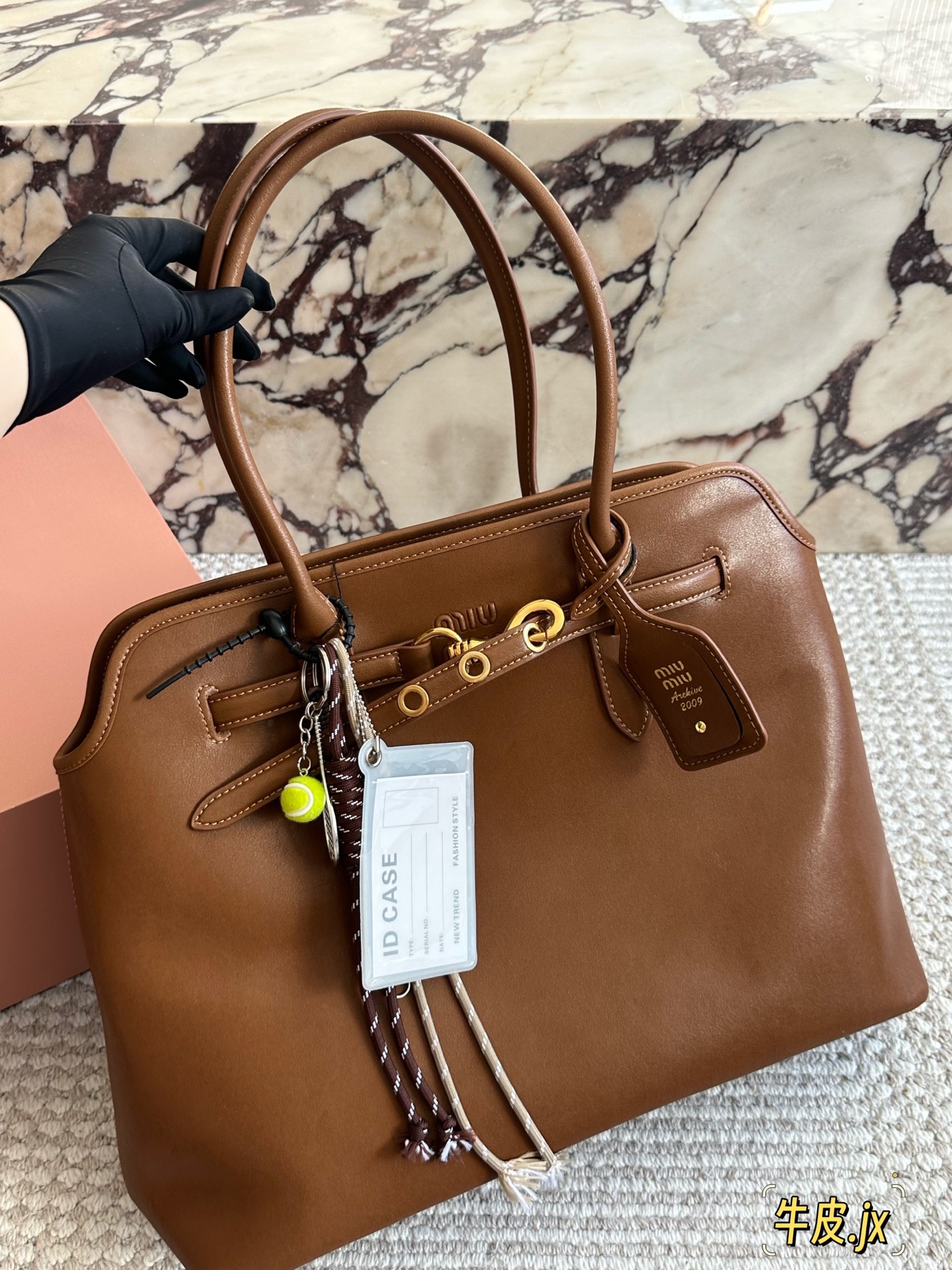 💰260 
MiuMiu新包 秋冬看秀的时候就觉得一定要拿下的新款
实物到手，超级喜欢!
做旧褪色感的皮革颜色与质地，配上金属皮带搭扣
日常通勤也够了 酒放得下一瓶!miu里miu气 尺寸 40 30cm
 