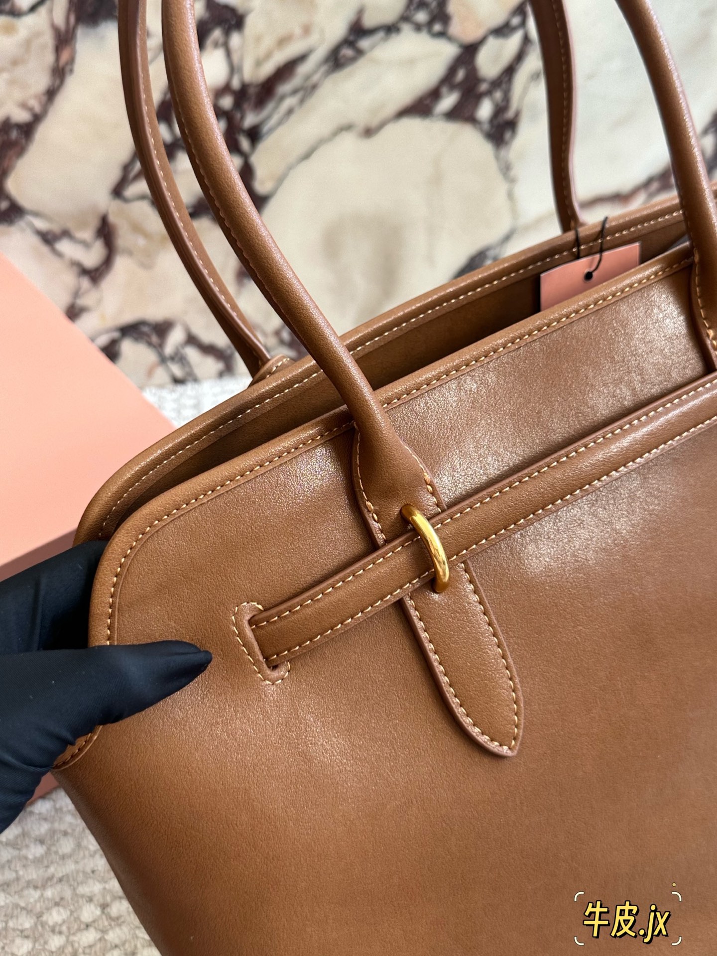 💰260 
MiuMiu新包 秋冬看秀的时候就觉得一定要拿下的新款
实物到手，超级喜欢!
做旧褪色感的皮革颜色与质地，配上金属皮带搭扣
日常通勤也够了 酒放得下一瓶!miu里miu气 尺寸 40 30cm
 