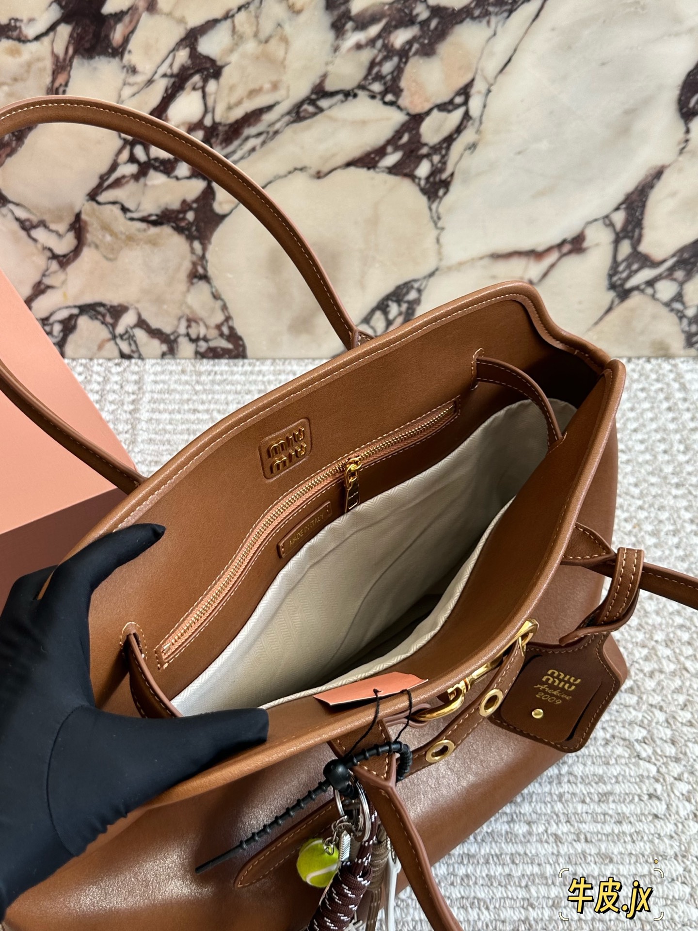 💰260 
MiuMiu新包 秋冬看秀的时候就觉得一定要拿下的新款
实物到手，超级喜欢!
做旧褪色感的皮革颜色与质地，配上金属皮带搭扣
日常通勤也够了 酒放得下一瓶!miu里miu气 尺寸 40 30cm
 