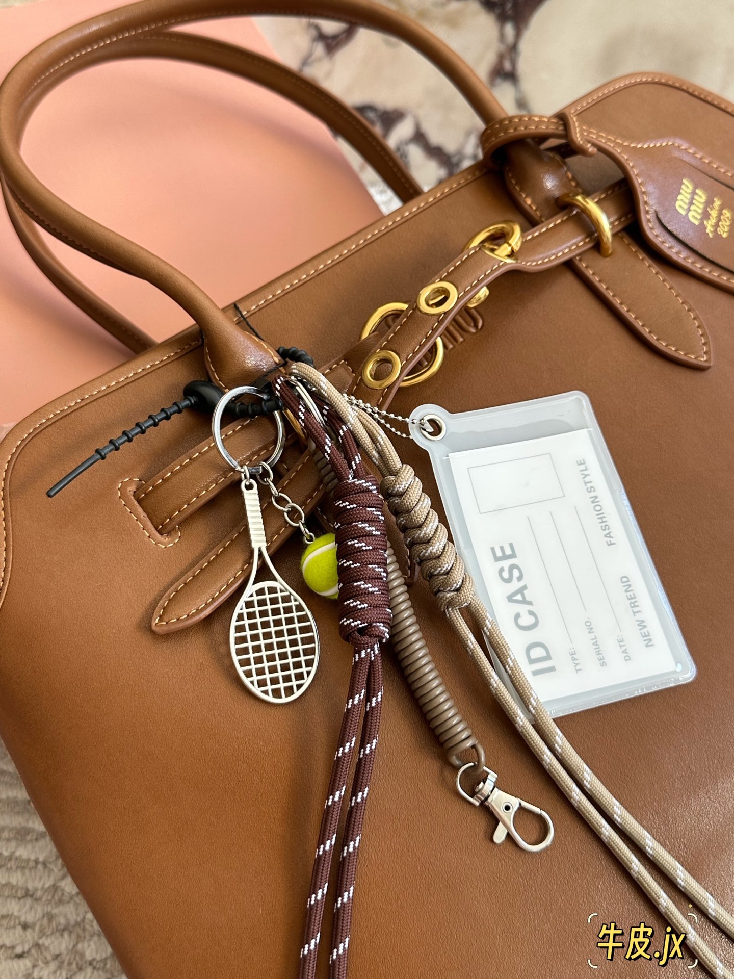 💰260 
MiuMiu新包 秋冬看秀的时候就觉得一定要拿下的新款
实物到手，超级喜欢!
做旧褪色感的皮革颜色与质地，配上金属皮带搭扣
日常通勤也够了 酒放得下一瓶!miu里miu气 尺寸 40 30cm
 