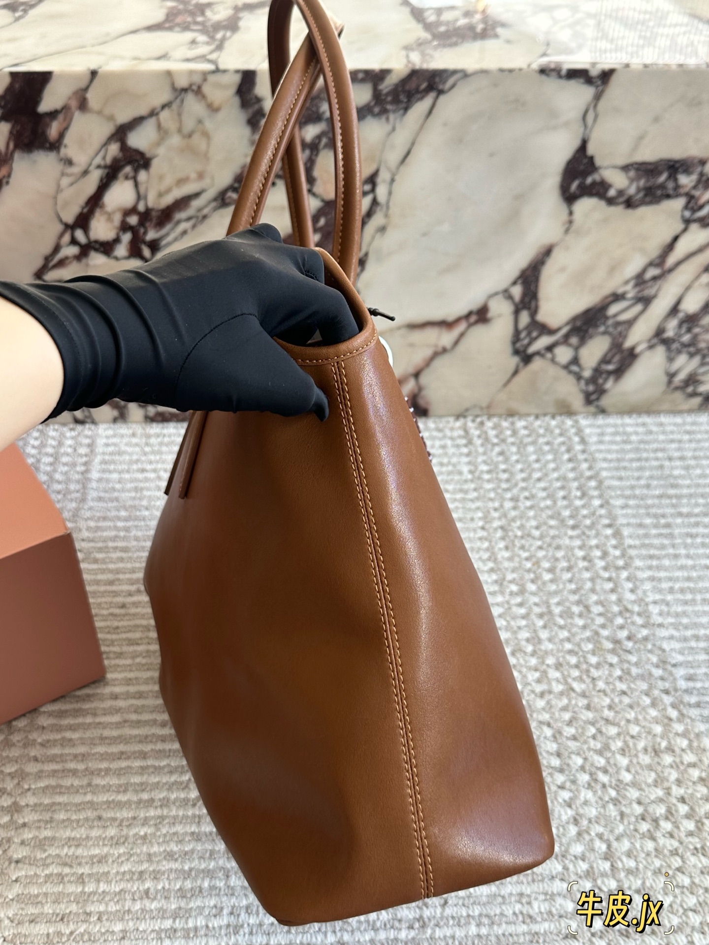 💰260 
MiuMiu新包 秋冬看秀的时候就觉得一定要拿下的新款
实物到手，超级喜欢!
做旧褪色感的皮革颜色与质地，配上金属皮带搭扣
日常通勤也够了 酒放得下一瓶!miu里miu气 尺寸 40 30cm
 