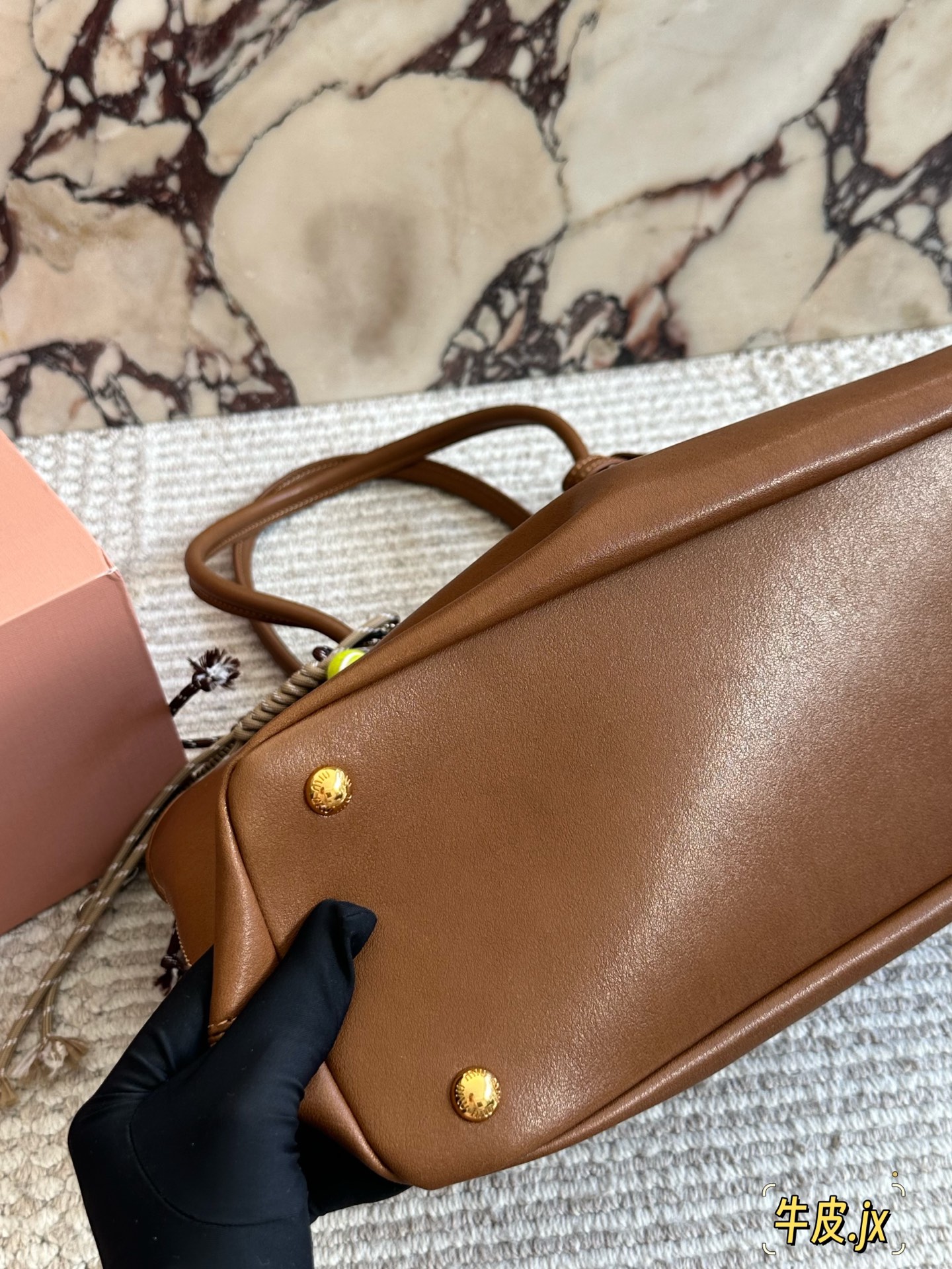 💰260 
MiuMiu新包 秋冬看秀的时候就觉得一定要拿下的新款
实物到手，超级喜欢!
做旧褪色感的皮革颜色与质地，配上金属皮带搭扣
日常通勤也够了 酒放得下一瓶!miu里miu气 尺寸 40 30cm
 