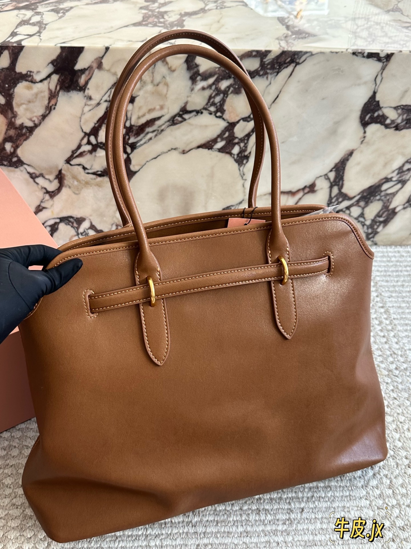 💰260 
MiuMiu新包 秋冬看秀的时候就觉得一定要拿下的新款
实物到手，超级喜欢!
做旧褪色感的皮革颜色与质地，配上金属皮带搭扣
日常通勤也够了 酒放得下一瓶!miu里miu气 尺寸 40 30cm
 