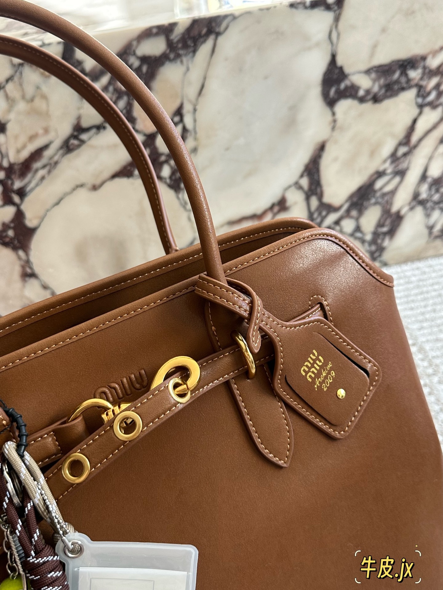 💰260 
MiuMiu新包 秋冬看秀的时候就觉得一定要拿下的新款
实物到手，超级喜欢!
做旧褪色感的皮革颜色与质地，配上金属皮带搭扣
日常通勤也够了 酒放得下一瓶!miu里miu气 尺寸 40 30cm
 