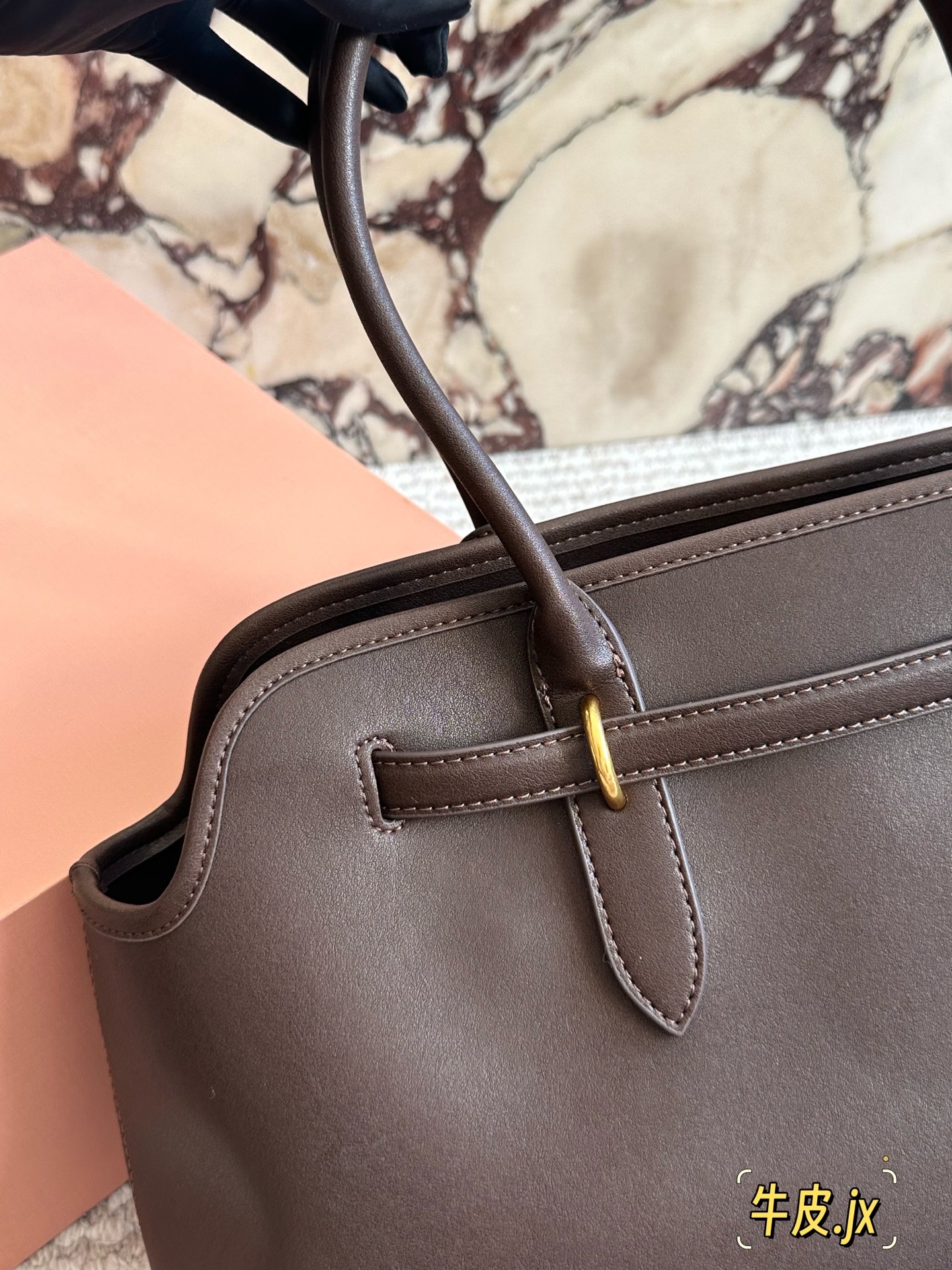 p250
miumiu复古Aventure系列贝壳包

Aventure系列贝壳手提/斜挎包.上线啦!

24ss最流行款式，做旧褪色感的皮革颜色与质地，配上金属皮带搭扣高级又复古，采用小牛皮制作的包身设计精致，方正复古的造型

手提腋下斜挎包随意切换!

优雅通勤超好穿快快加入miu女孩吧!

尺寸:超大号46*23cm复古包#牛皮包包
