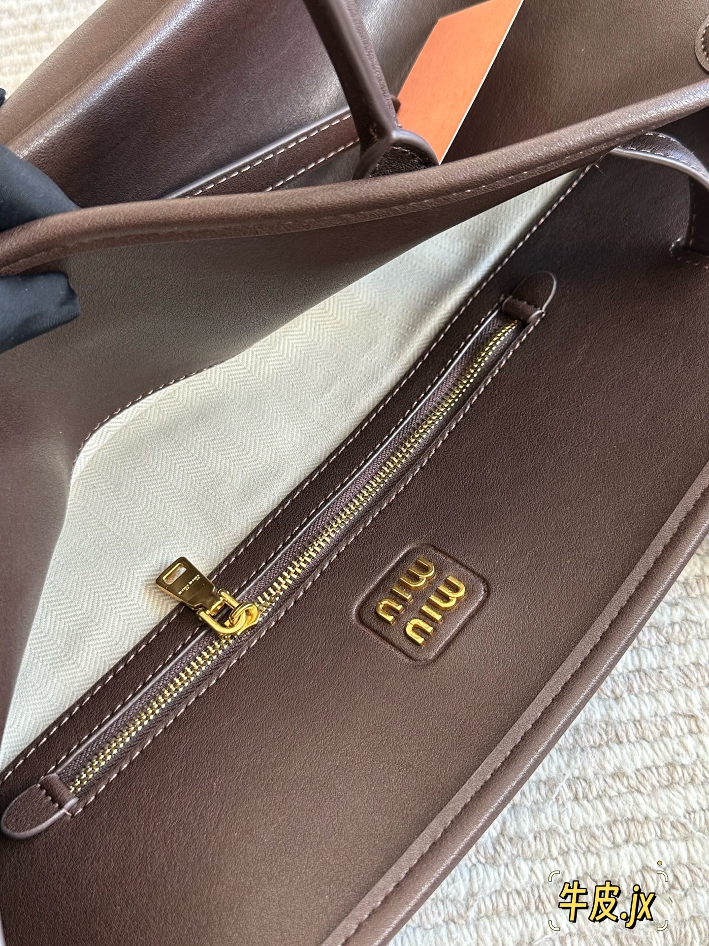 p250
miumiu复古Aventure系列贝壳包

Aventure系列贝壳手提/斜挎包.上线啦!

24ss最流行款式，做旧褪色感的皮革颜色与质地，配上金属皮带搭扣高级又复古，采用小牛皮制作的包身设计精致，方正复古的造型

手提腋下斜挎包随意切换!

优雅通勤超好穿快快加入miu女孩吧!

尺寸:超大号46*23cm复古包#牛皮包包
