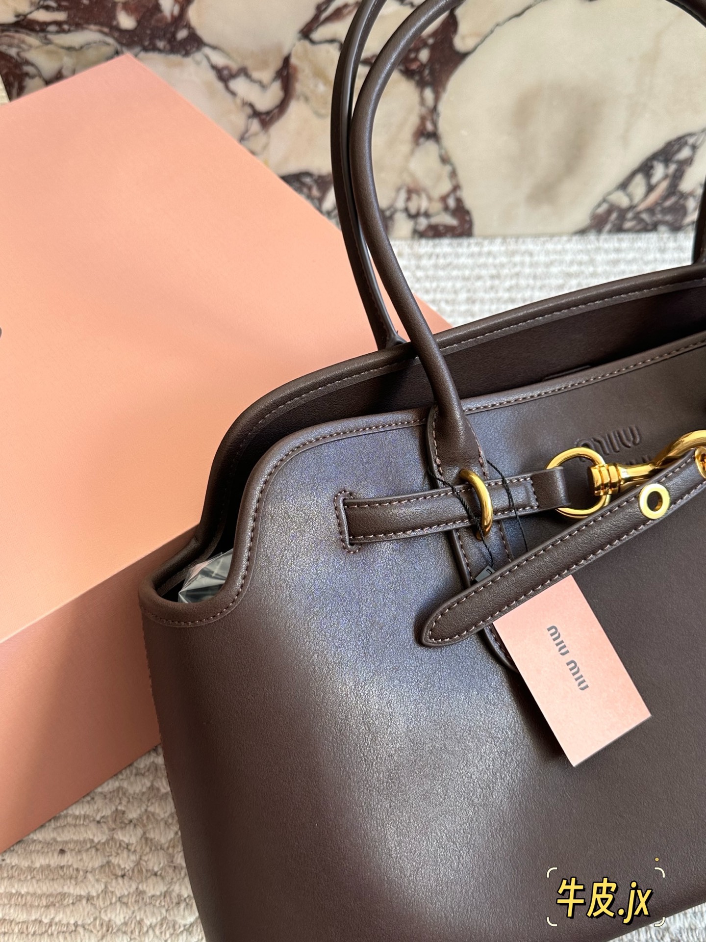 p250
miumiu复古Aventure系列贝壳包

Aventure系列贝壳手提/斜挎包.上线啦!

24ss最流行款式，做旧褪色感的皮革颜色与质地，配上金属皮带搭扣高级又复古，采用小牛皮制作的包身设计精致，方正复古的造型

手提腋下斜挎包随意切换!

优雅通勤超好穿快快加入miu女孩吧!

尺寸:超大号46*23cm复古包#牛皮包包
