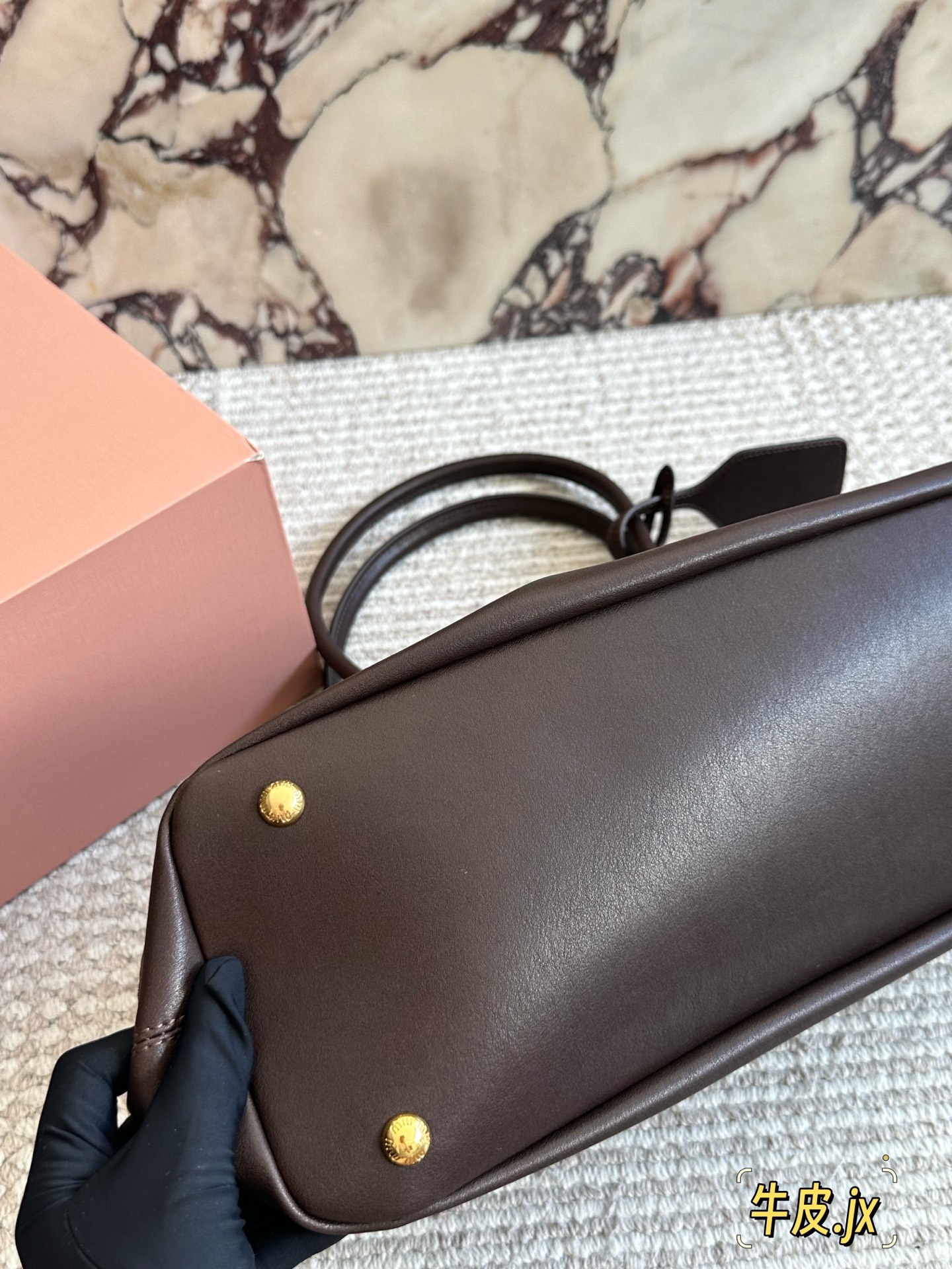 p250
miumiu复古Aventure系列贝壳包

Aventure系列贝壳手提/斜挎包.上线啦!

24ss最流行款式，做旧褪色感的皮革颜色与质地，配上金属皮带搭扣高级又复古，采用小牛皮制作的包身设计精致，方正复古的造型

手提腋下斜挎包随意切换!

优雅通勤超好穿快快加入miu女孩吧!

尺寸:超大号46*23cm复古包#牛皮包包
