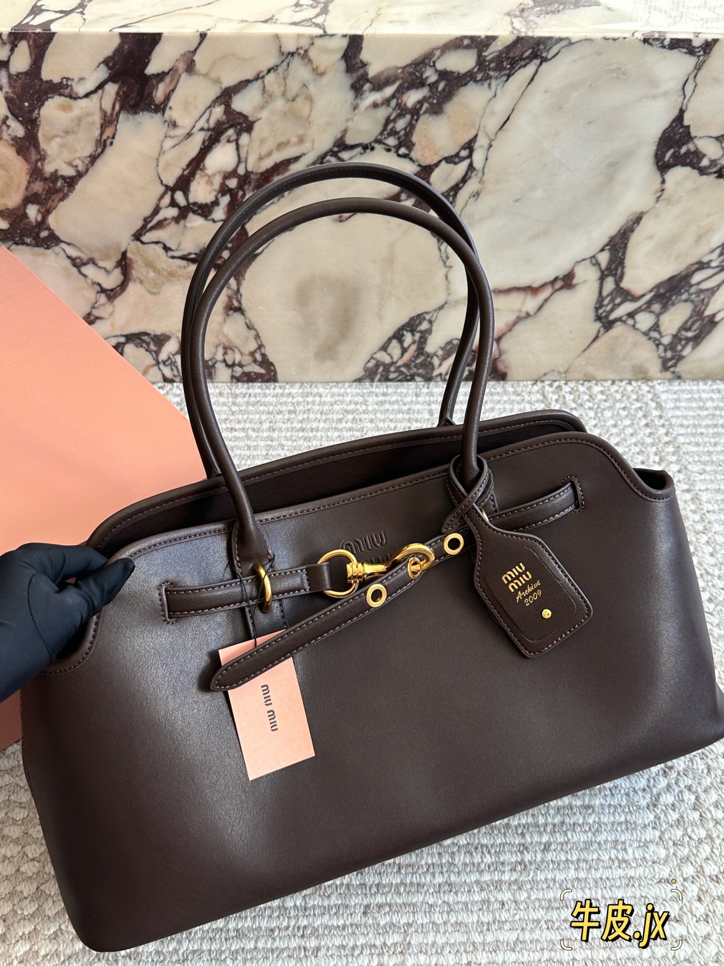 p250
miumiu复古Aventure系列贝壳包

Aventure系列贝壳手提/斜挎包.上线啦!

24ss最流行款式，做旧褪色感的皮革颜色与质地，配上金属皮带搭扣高级又复古，采用小牛皮制作的包身设计精致，方正复古的造型

手提腋下斜挎包随意切换!

优雅通勤超好穿快快加入miu女孩吧!

尺寸:超大号46*23cm复古包#牛皮包包
