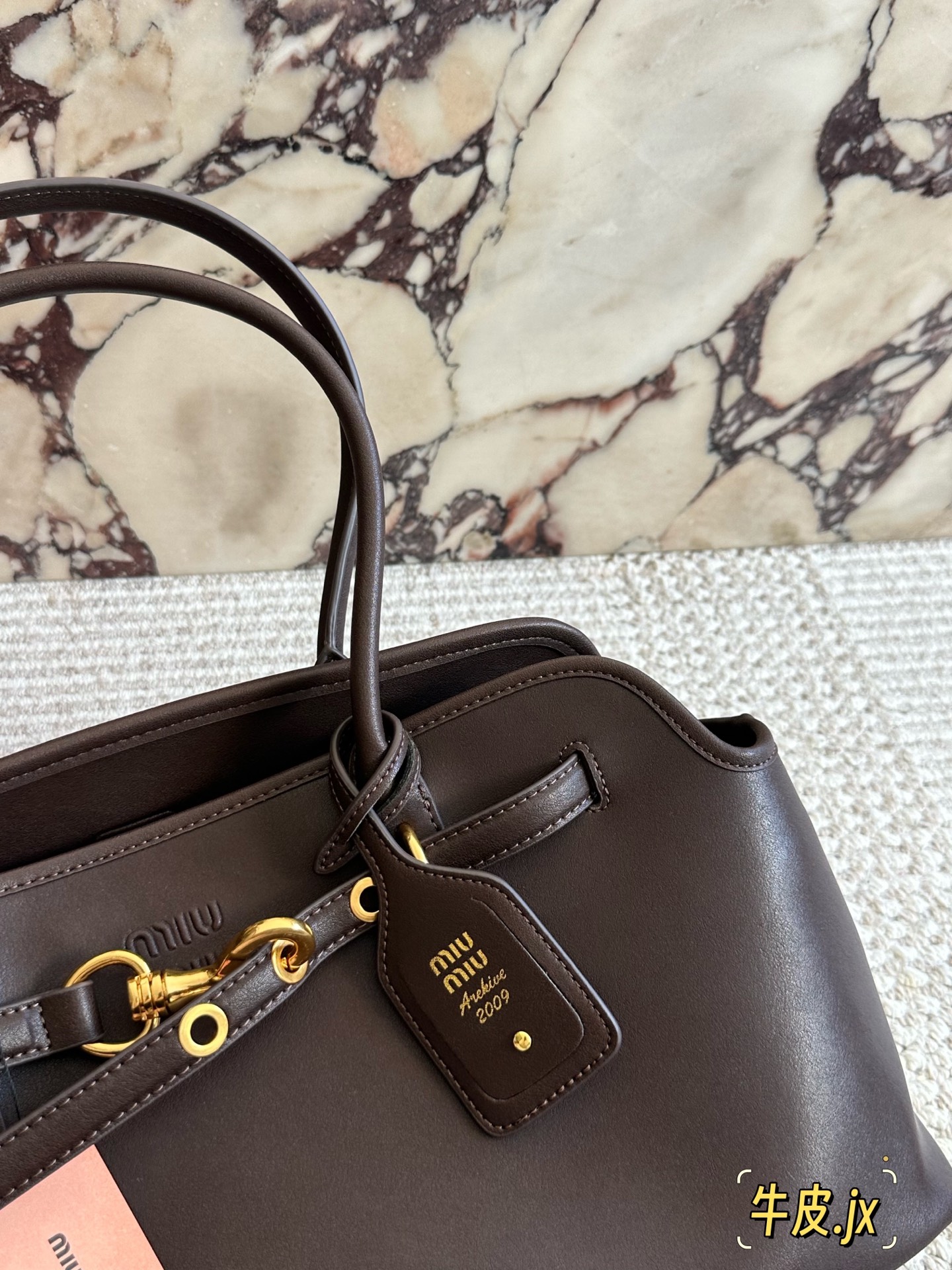 p250
miumiu复古Aventure系列贝壳包

Aventure系列贝壳手提/斜挎包.上线啦!

24ss最流行款式，做旧褪色感的皮革颜色与质地，配上金属皮带搭扣高级又复古，采用小牛皮制作的包身设计精致，方正复古的造型

手提腋下斜挎包随意切换!

优雅通勤超好穿快快加入miu女孩吧!

尺寸:超大号46*23cm复古包#牛皮包包
