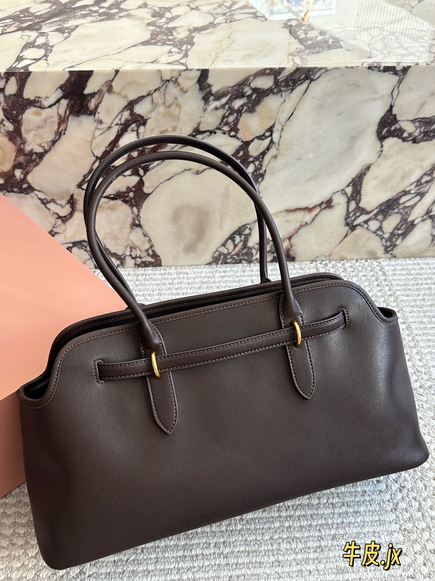 p250
miumiu复古Aventure系列贝壳包

Aventure系列贝壳手提/斜挎包.上线啦!

24ss最流行款式，做旧褪色感的皮革颜色与质地，配上金属皮带搭扣高级又复古，采用小牛皮制作的包身设计精致，方正复古的造型

手提腋下斜挎包随意切换!

优雅通勤超好穿快快加入miu女孩吧!

尺寸:超大号46*23cm复古包#牛皮包包
