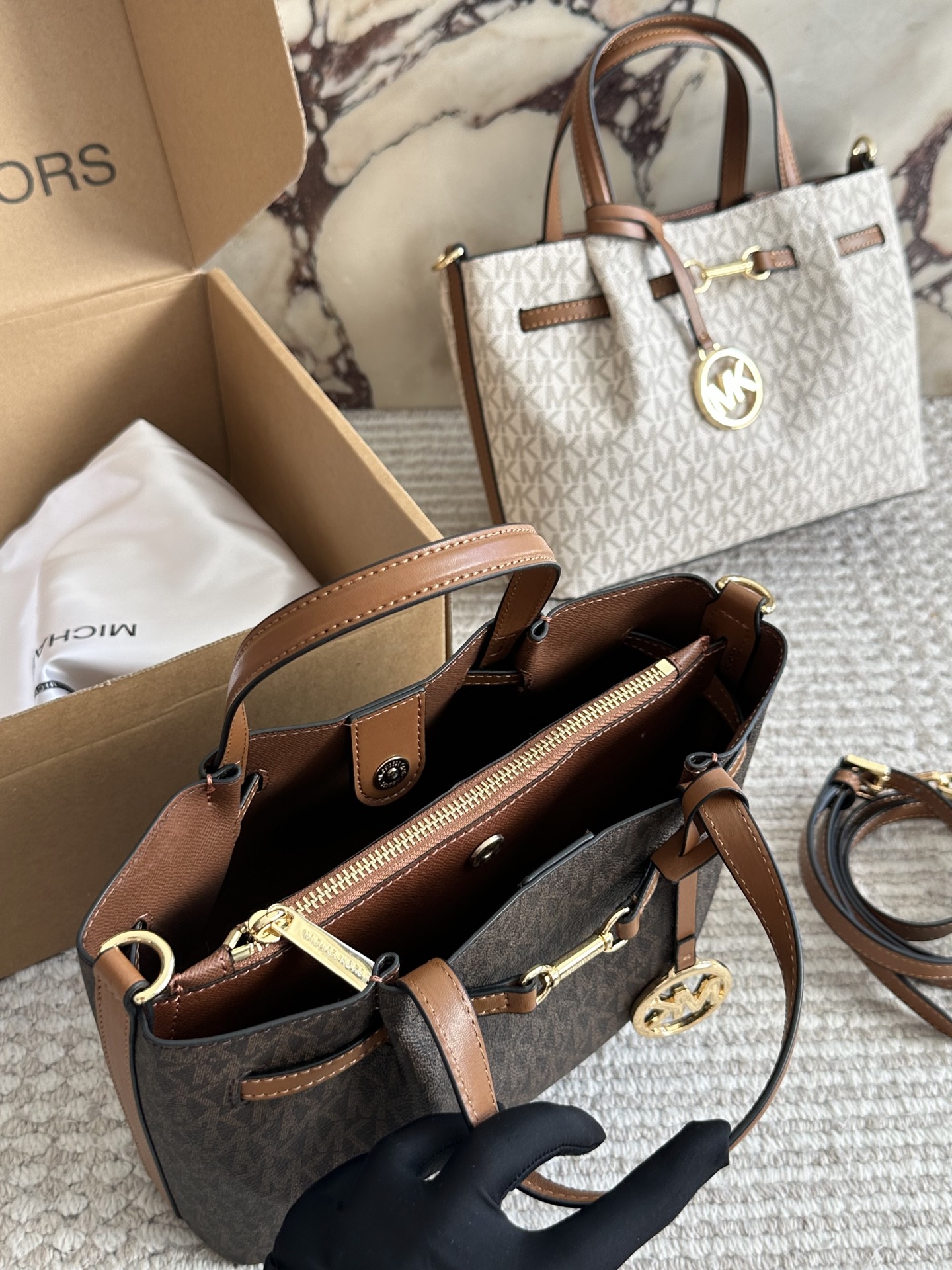 p180 配盒
这只托特包也太好看了吧!送女朋友刚好!MK新款 托特包
外观简洁，看起来属于偏小款的托特，但包型设计很完美，独特的长肩带设计，背上身舒适度些，尺寸25 18cm喜欢的找