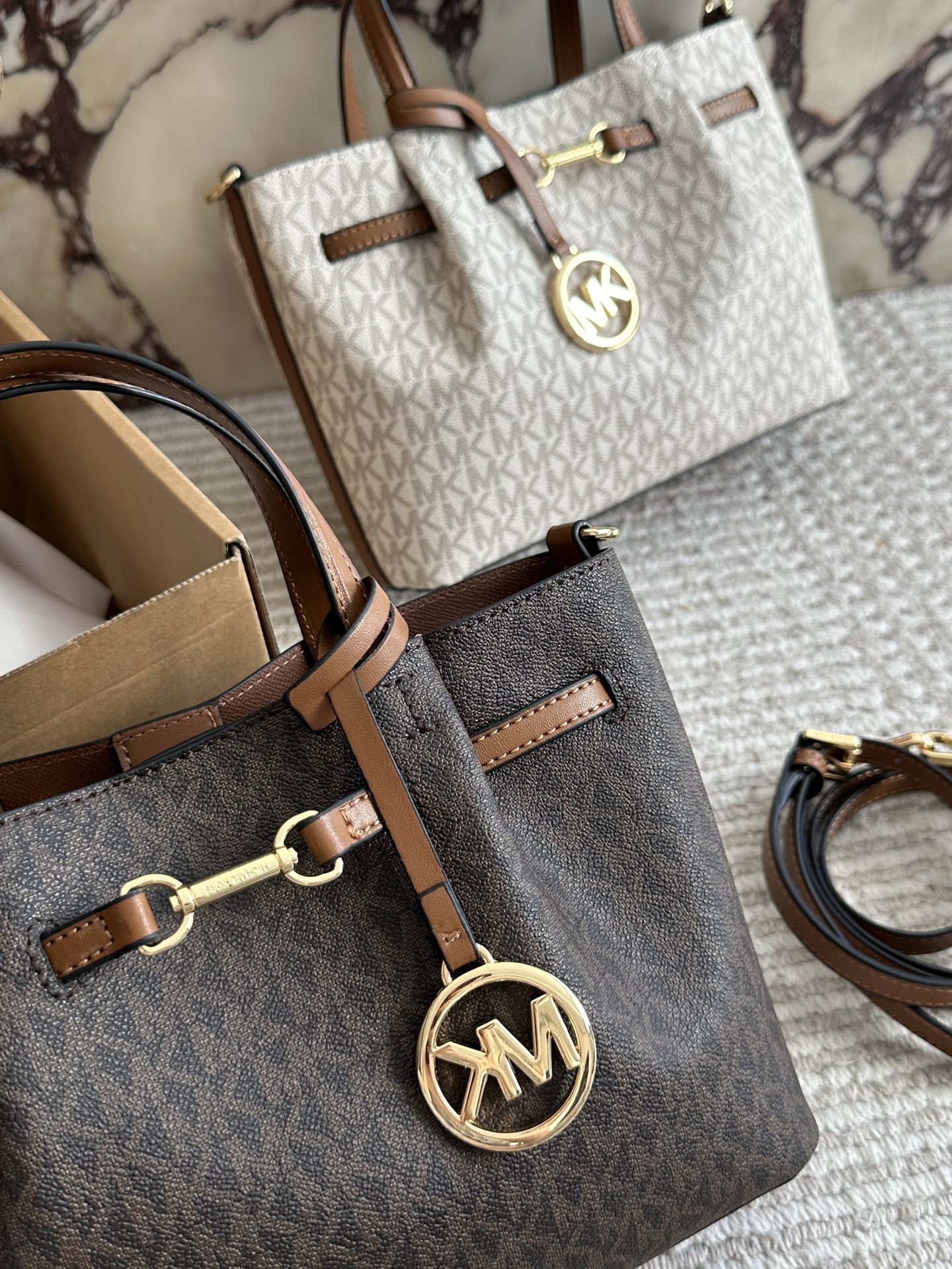 p180 配盒
这只托特包也太好看了吧!送女朋友刚好!MK新款 托特包
外观简洁，看起来属于偏小款的托特，但包型设计很完美，独特的长肩带设计，背上身舒适度些，尺寸25 18cm喜欢的找