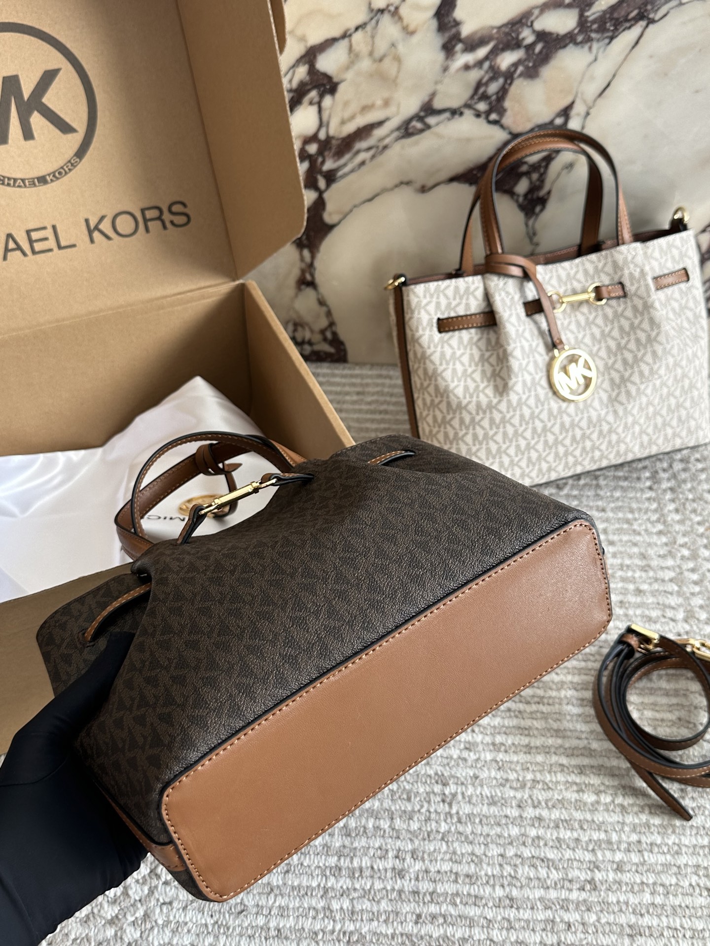 p180 配盒
这只托特包也太好看了吧!送女朋友刚好!MK新款 托特包
外观简洁，看起来属于偏小款的托特，但包型设计很完美，独特的长肩带设计，背上身舒适度些，尺寸25 18cm喜欢的找