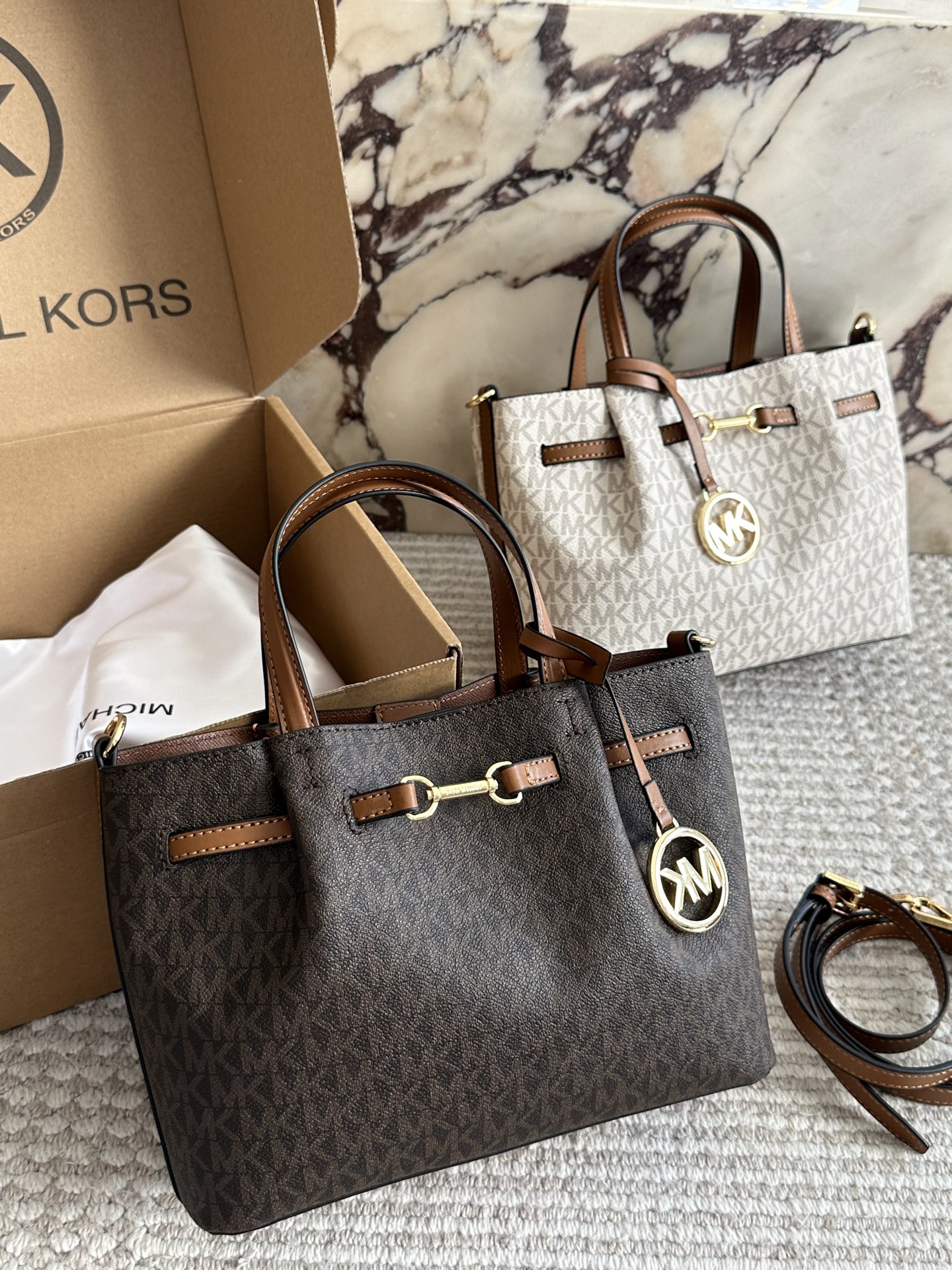 p180 配盒
这只托特包也太好看了吧!送女朋友刚好!MK新款 托特包
外观简洁，看起来属于偏小款的托特，但包型设计很完美，独特的长肩带设计，背上身舒适度些，尺寸25 18cm喜欢的找