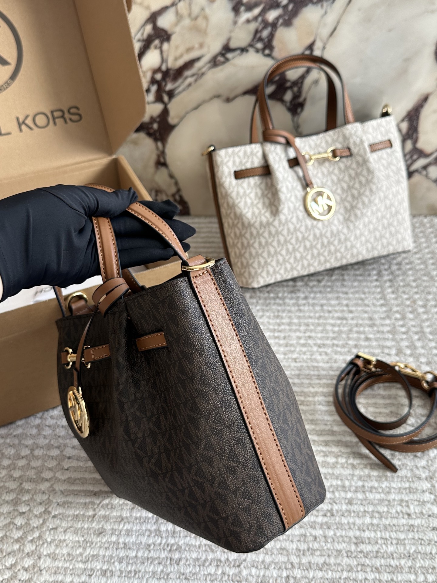 p180 配盒
这只托特包也太好看了吧!送女朋友刚好!MK新款 托特包
外观简洁，看起来属于偏小款的托特，但包型设计很完美，独特的长肩带设计，背上身舒适度些，尺寸25 18cm喜欢的找