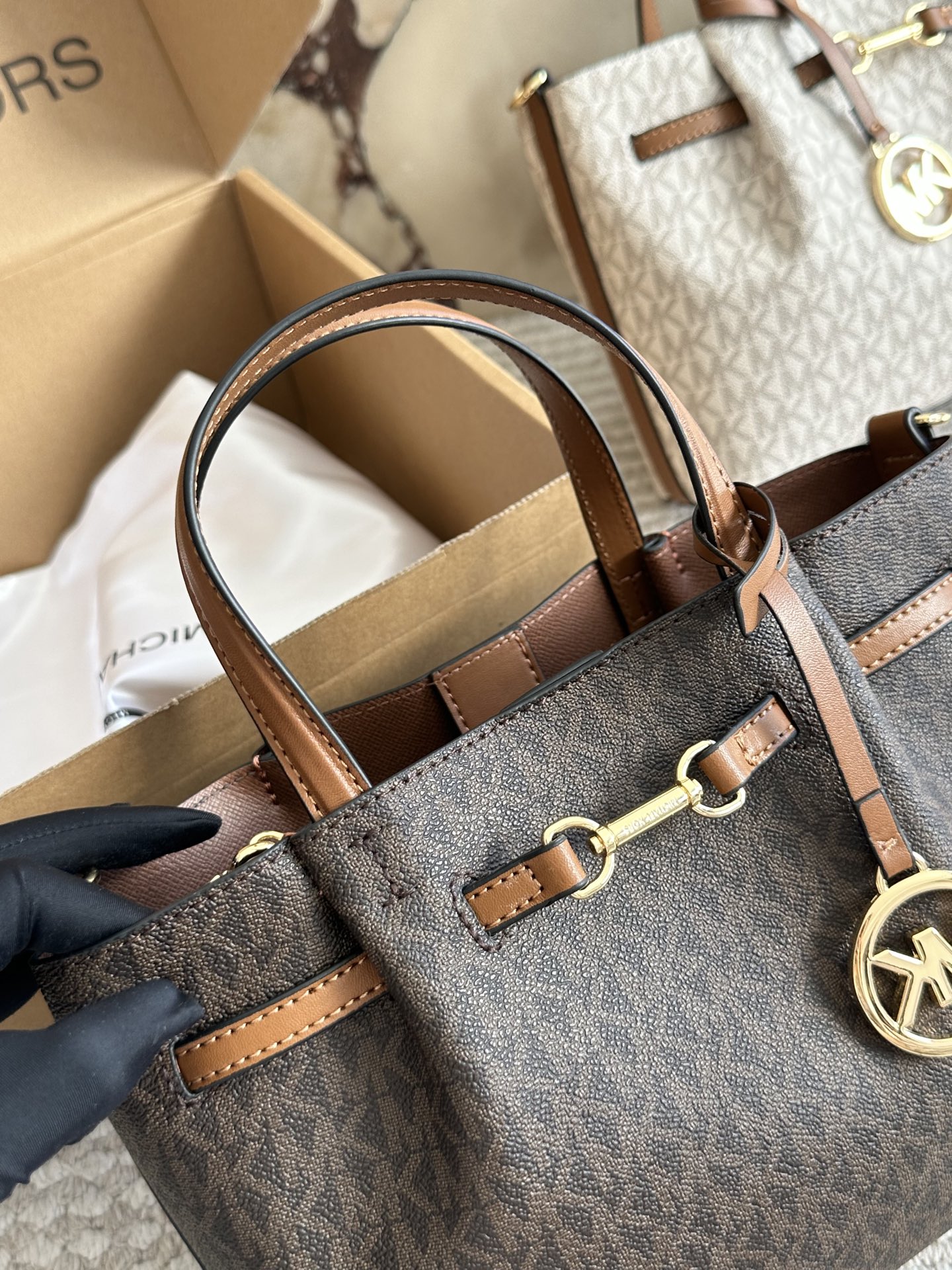 p180 配盒
这只托特包也太好看了吧!送女朋友刚好!MK新款 托特包
外观简洁，看起来属于偏小款的托特，但包型设计很完美，独特的长肩带设计，背上身舒适度些，尺寸25 18cm喜欢的找