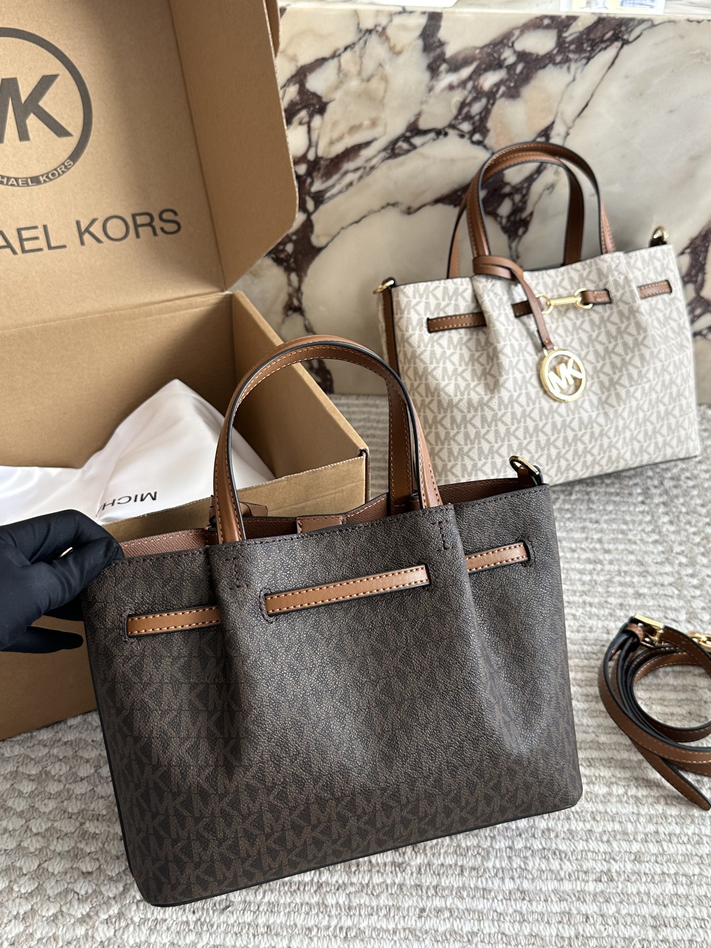 p180 配盒
这只托特包也太好看了吧!送女朋友刚好!MK新款 托特包
外观简洁，看起来属于偏小款的托特，但包型设计很完美，独特的长肩带设计，背上身舒适度些，尺寸25 18cm喜欢的找