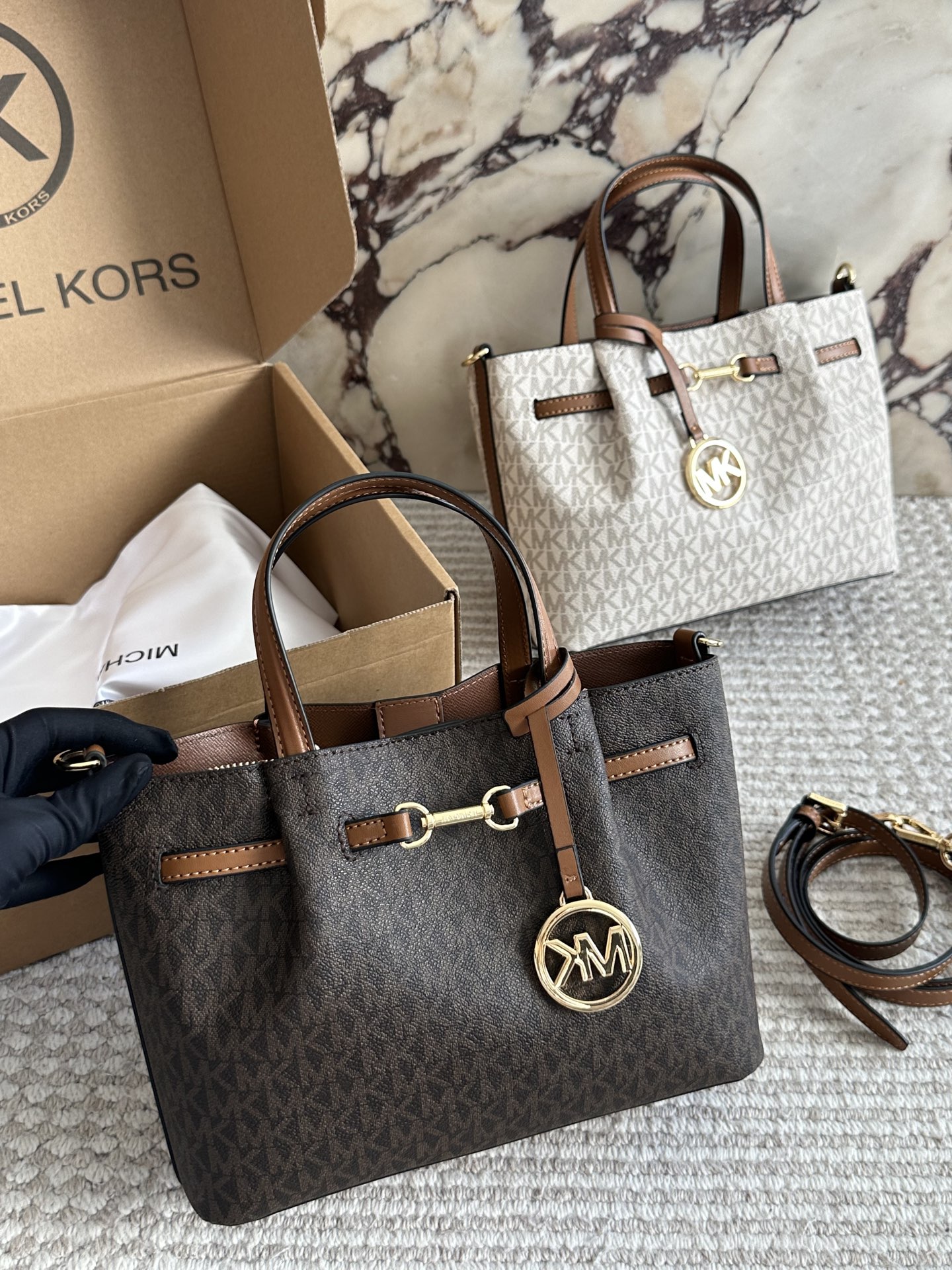 p180 配盒
这只托特包也太好看了吧!送女朋友刚好!MK新款 托特包
外观简洁，看起来属于偏小款的托特，但包型设计很完美，独特的长肩带设计，背上身舒适度些，尺寸25 18cm喜欢的找