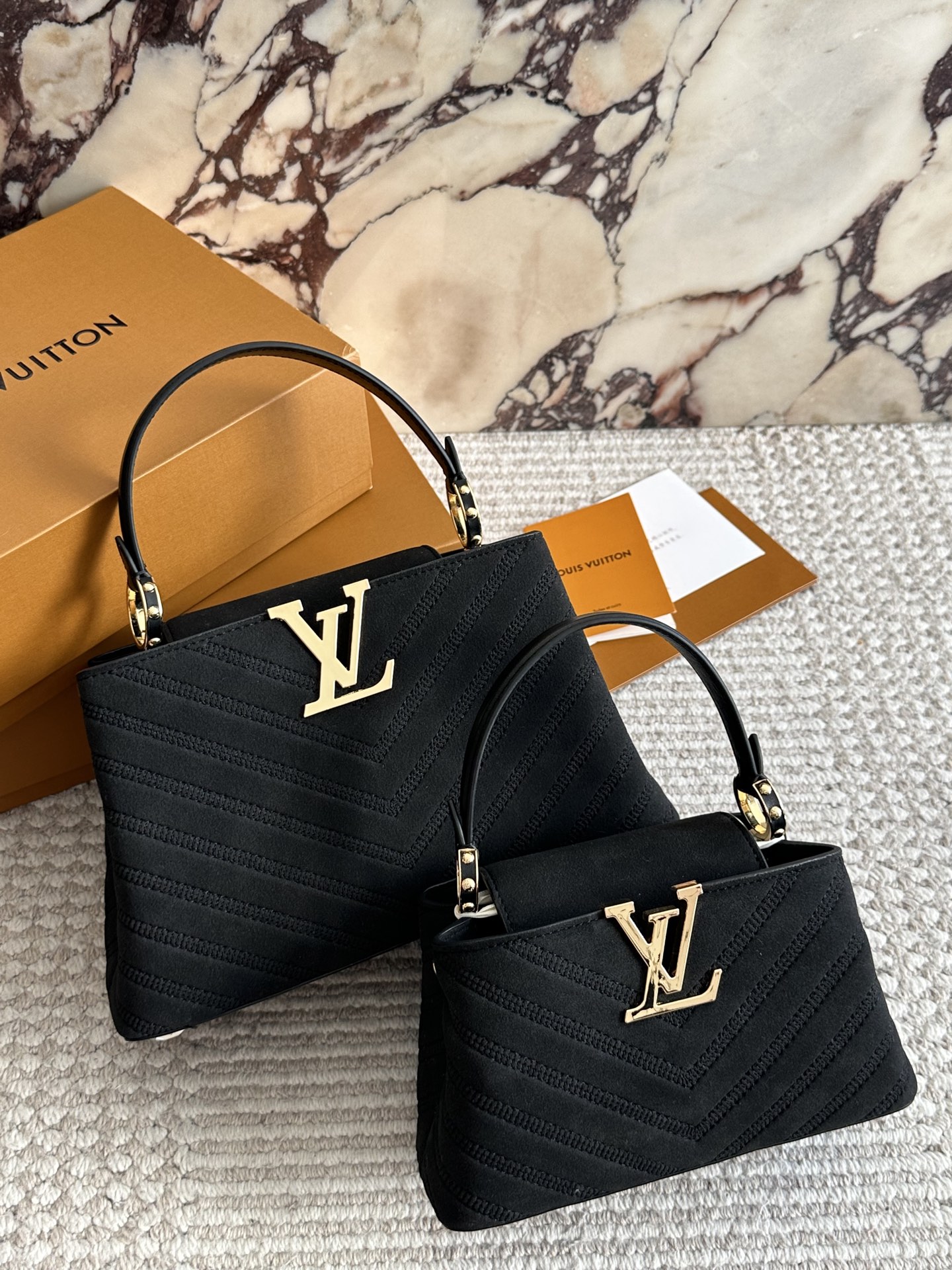 p195、p185 折叠盒
L家 Capucines 贵妇包  金色扣五金，超繁琐制作工序，女王范儿必备，mini款独特超宽背带，经典大logo设计，结合monogram经典小花元素[哇]简洁大气，尺寸合理、容量OK，可手提可单肩，经典款 大号28cm/小号20cm
 