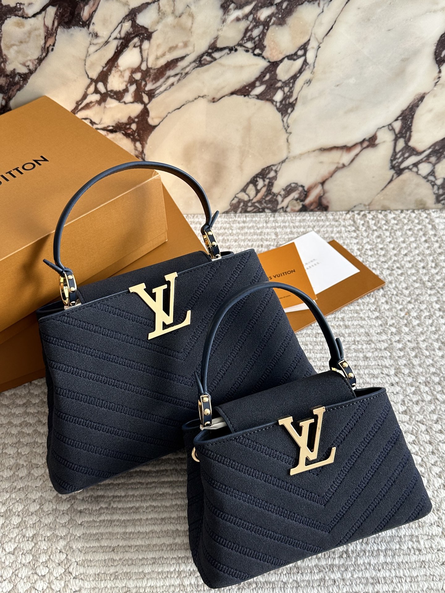 p195、p185 折叠盒
L家 Capucines 贵妇包  金色扣五金，超繁琐制作工序，女王范儿必备，mini款独特超宽背带，经典大logo设计，结合monogram经典小花元素[哇]简洁大气，尺寸合理、容量OK，可手提可单肩，经典款 大号28cm/小号20cm
 