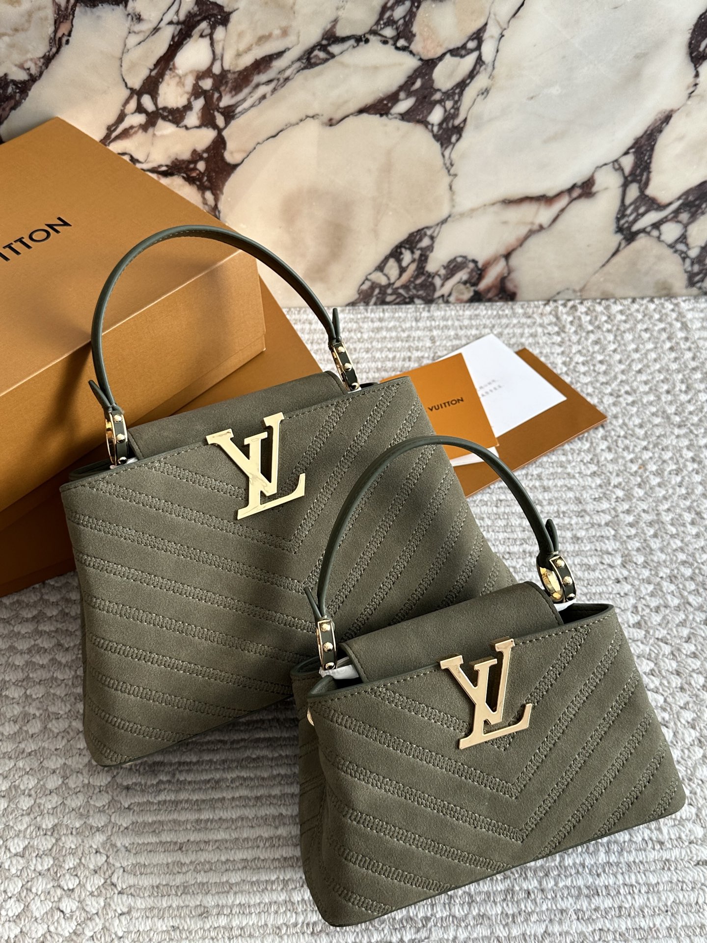 p195、p185 折叠盒
L家 Capucines 贵妇包  金色扣五金，超繁琐制作工序，女王范儿必备，mini款独特超宽背带，经典大logo设计，结合monogram经典小花元素[哇]简洁大气，尺寸合理、容量OK，可手提可单肩，经典款 大号28cm/小号20cm
 