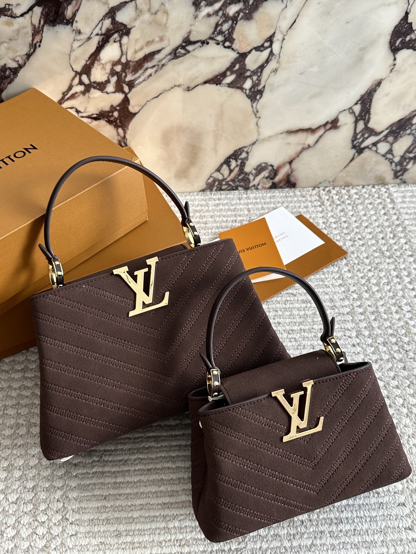 p195、p185 折叠盒
L家 Capucines 贵妇包  金色扣五金，超繁琐制作工序，女王范儿必备，mini款独特超宽背带，经典大logo设计，结合monogram经典小花元素[哇]简洁大气，尺寸合理、容量OK，可手提可单肩，经典款 大号28cm/小号20cm
 