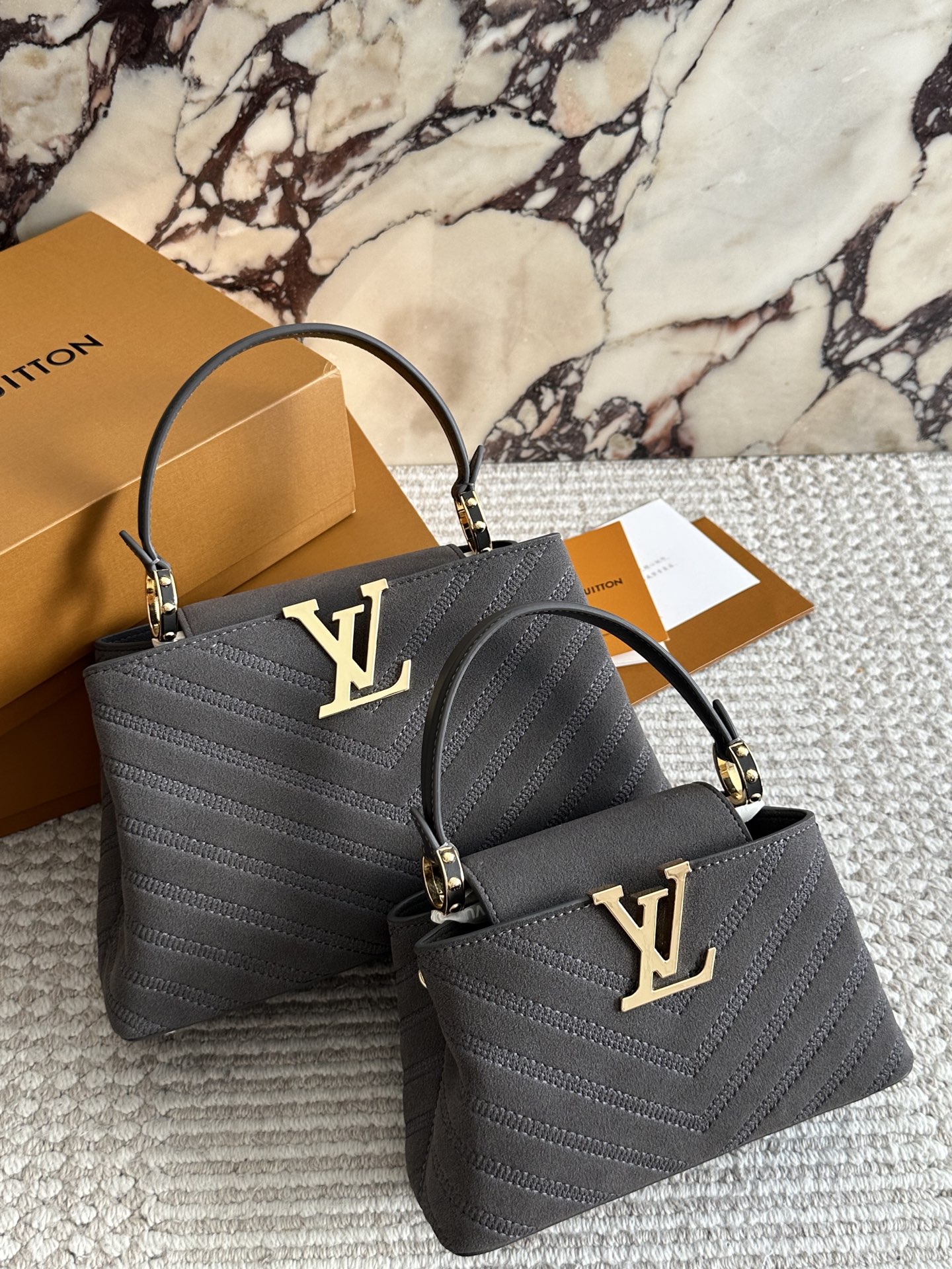 p195、p185 折叠盒
L家 Capucines 贵妇包  金色扣五金，超繁琐制作工序，女王范儿必备，mini款独特超宽背带，经典大logo设计，结合monogram经典小花元素[哇]简洁大气，尺寸合理、容量OK，可手提可单肩，经典款 大号28cm/小号20cm
 