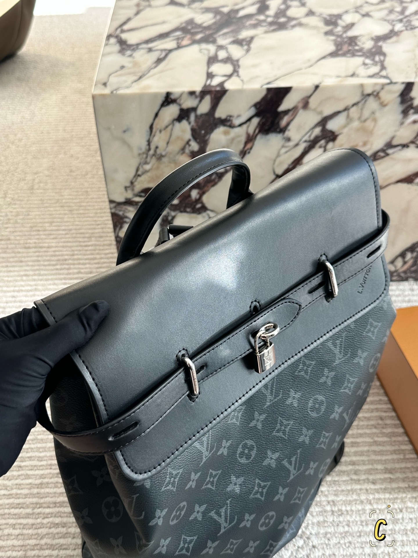 💰170 复刻版

size：34*43cm 
L家 双肩包💼
超高清五金logo标志、
专用里内里 
直男必备款。
Lv最好看的黑色老花双肩包 
大小也刚刚好哦！
