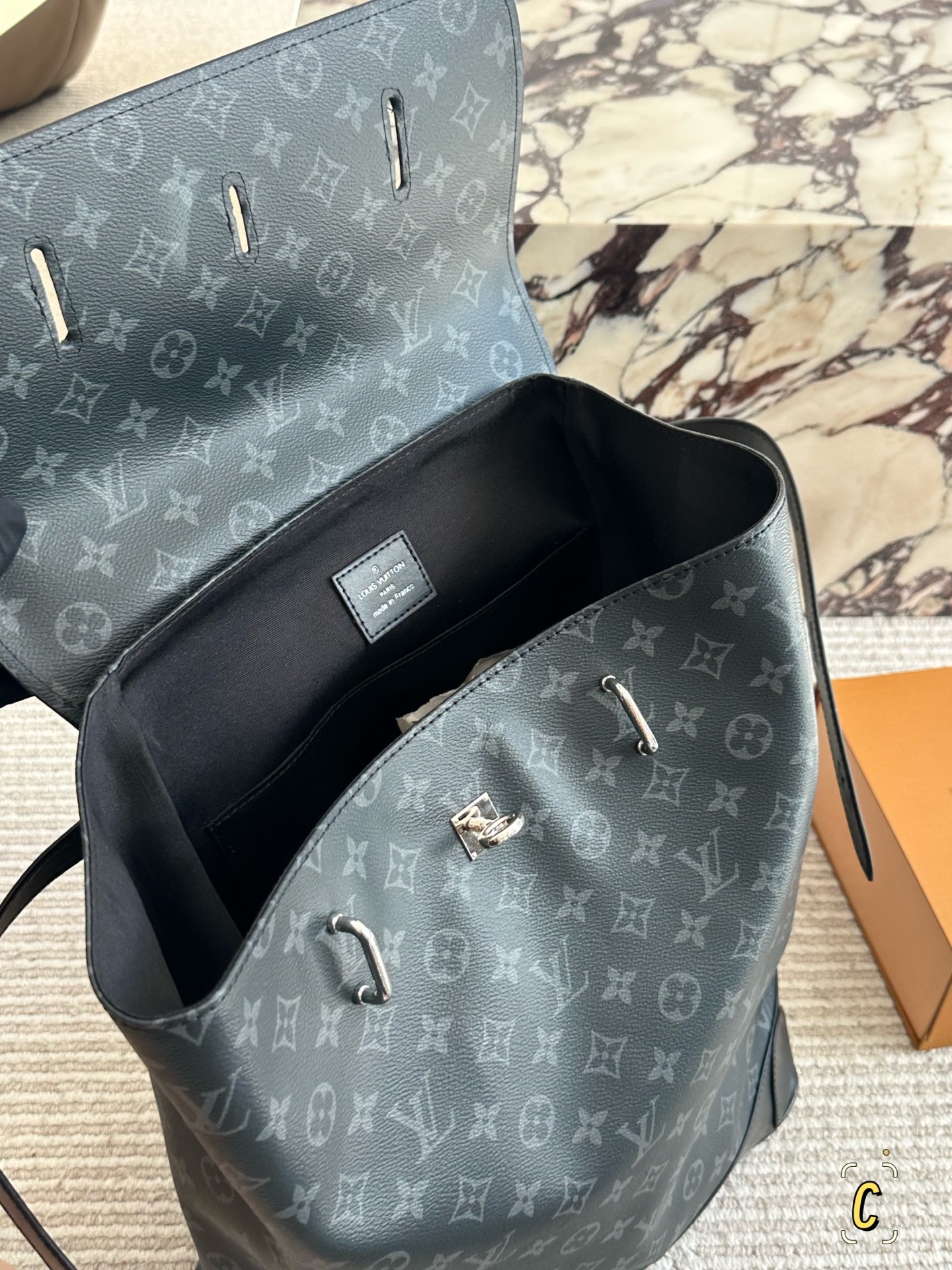 💰170 复刻版

size：34*43cm 
L家 双肩包💼
超高清五金logo标志、
专用里内里 
直男必备款。
Lv最好看的黑色老花双肩包 
大小也刚刚好哦！
