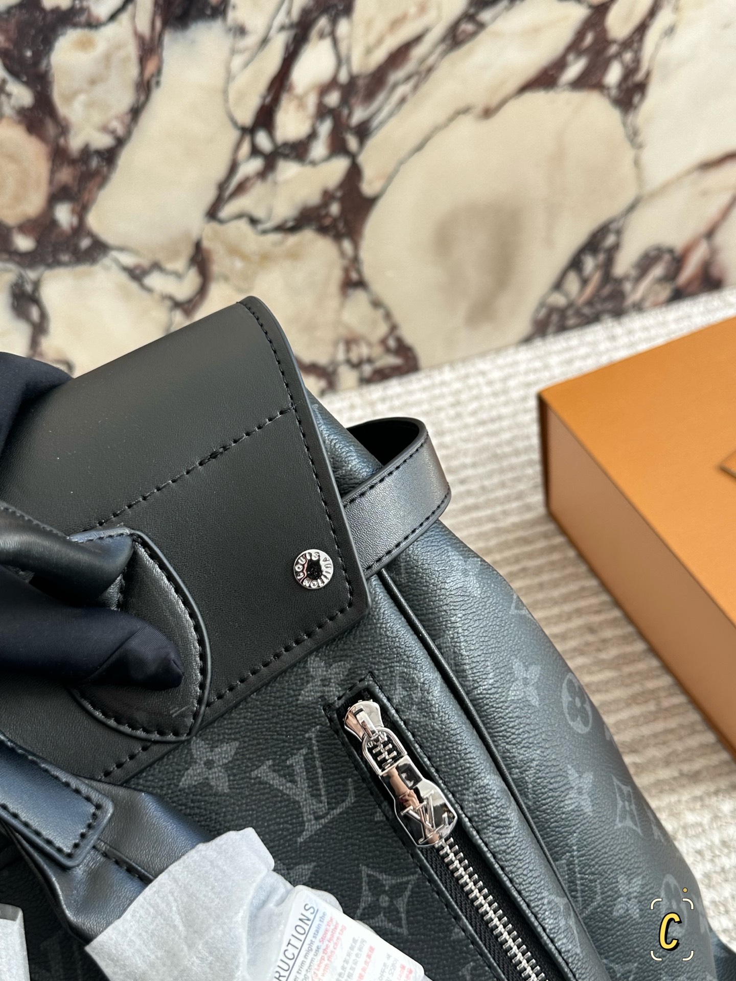 💰170 复刻版

size：34*43cm 
L家 双肩包💼
超高清五金logo标志、
专用里内里 
直男必备款。
Lv最好看的黑色老花双肩包 
大小也刚刚好哦！
