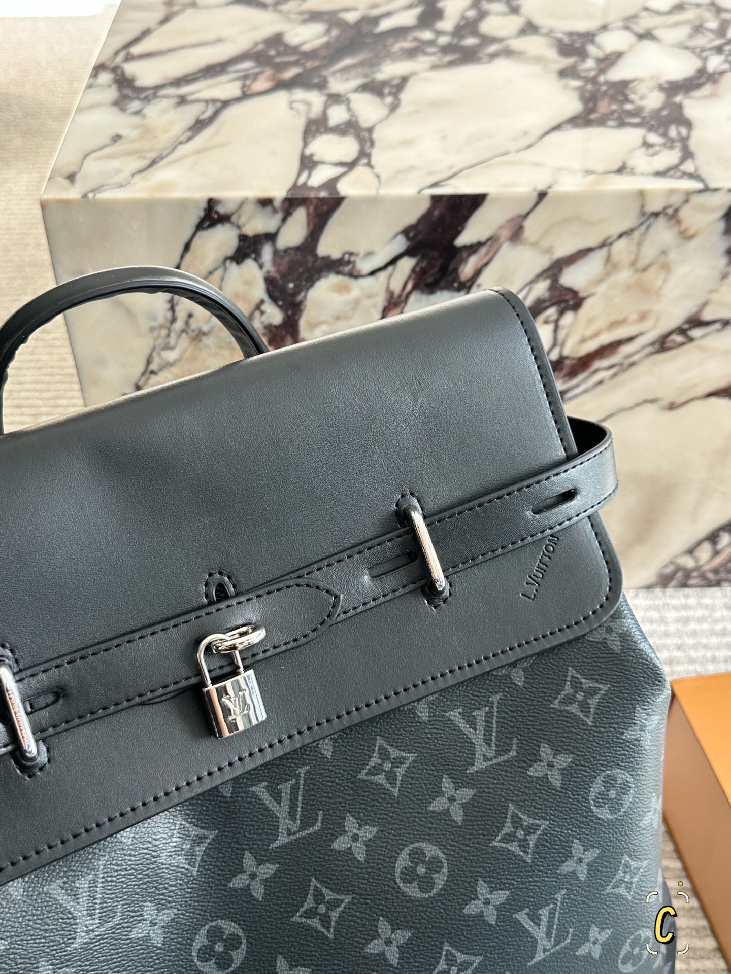 💰170 复刻版

size：34*43cm 
L家 双肩包💼
超高清五金logo标志、
专用里内里 
直男必备款。
Lv最好看的黑色老花双肩包 
大小也刚刚好哦！
