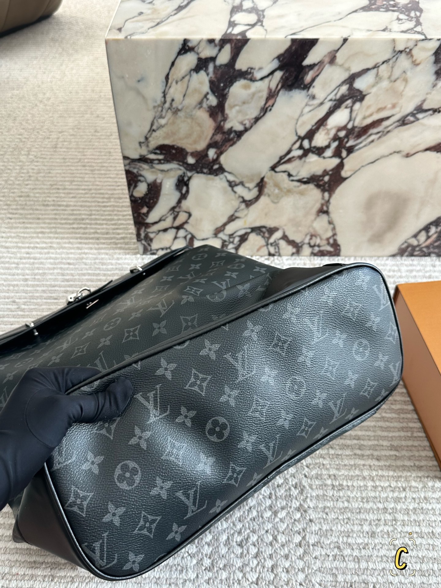 💰170 复刻版

size：34*43cm 
L家 双肩包💼
超高清五金logo标志、
专用里内里 
直男必备款。
Lv最好看的黑色老花双肩包 
大小也刚刚好哦！
