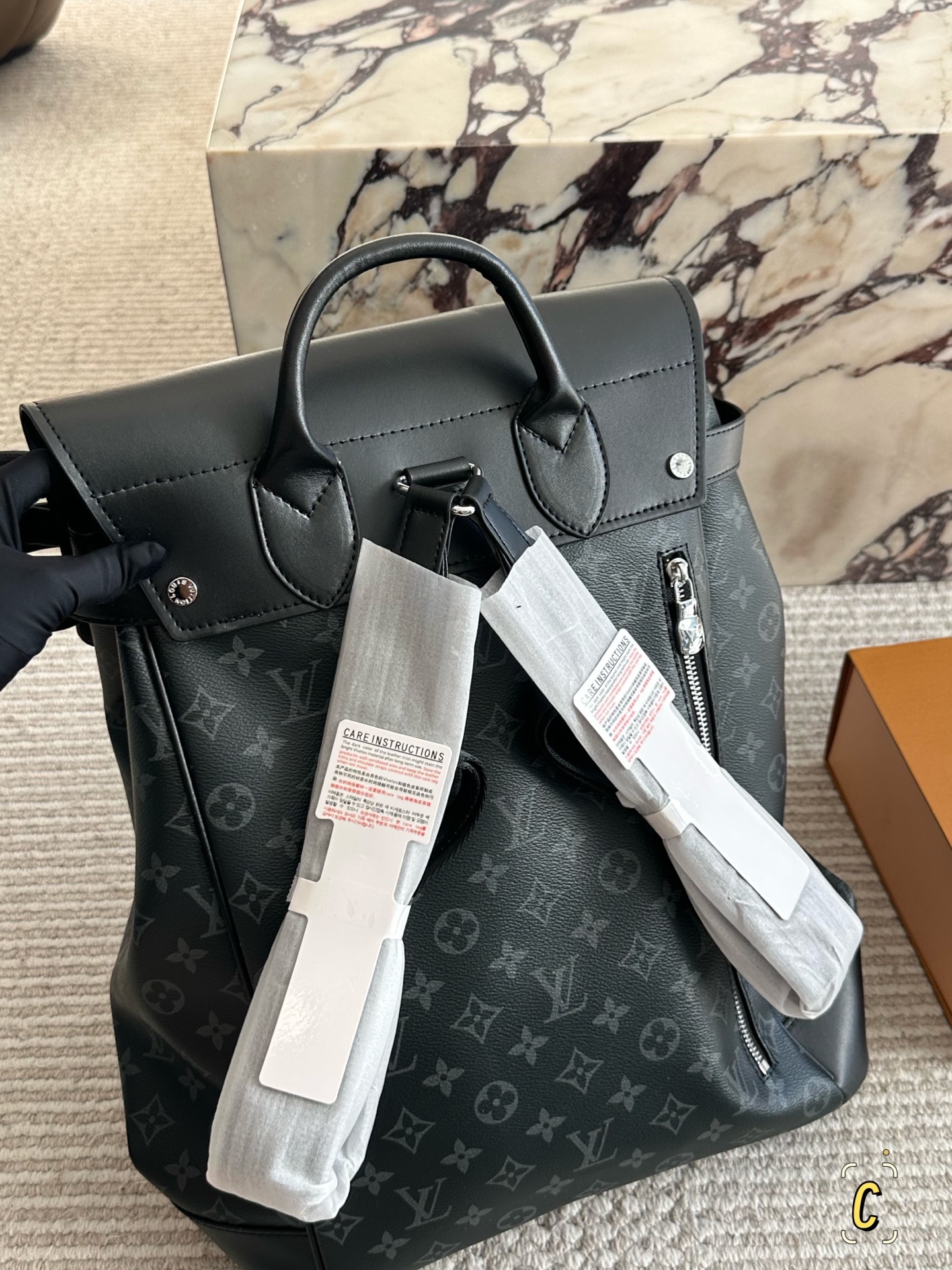 💰170 复刻版

size：34*43cm 
L家 双肩包💼
超高清五金logo标志、
专用里内里 
直男必备款。
Lv最好看的黑色老花双肩包 
大小也刚刚好哦！
