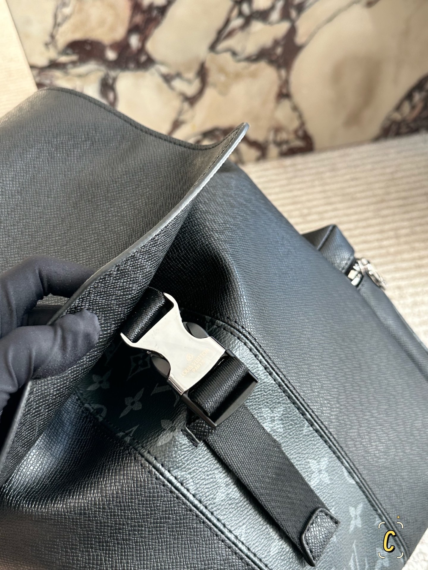 💰185 复刻版

size：38*42cm 
L家 双肩包💼
超高清五金logo标志、
专用里内里 
直男必备款。
Lv最好看的黑色老花双肩包 
大小也刚刚好哦！

