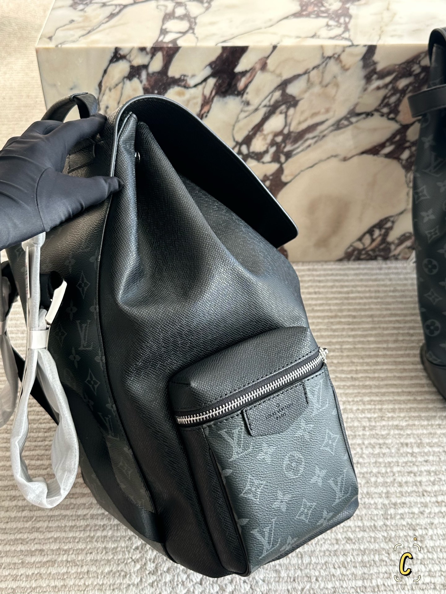 💰185 复刻版

size：38*42cm 
L家 双肩包💼
超高清五金logo标志、
专用里内里 
直男必备款。
Lv最好看的黑色老花双肩包 
大小也刚刚好哦！

