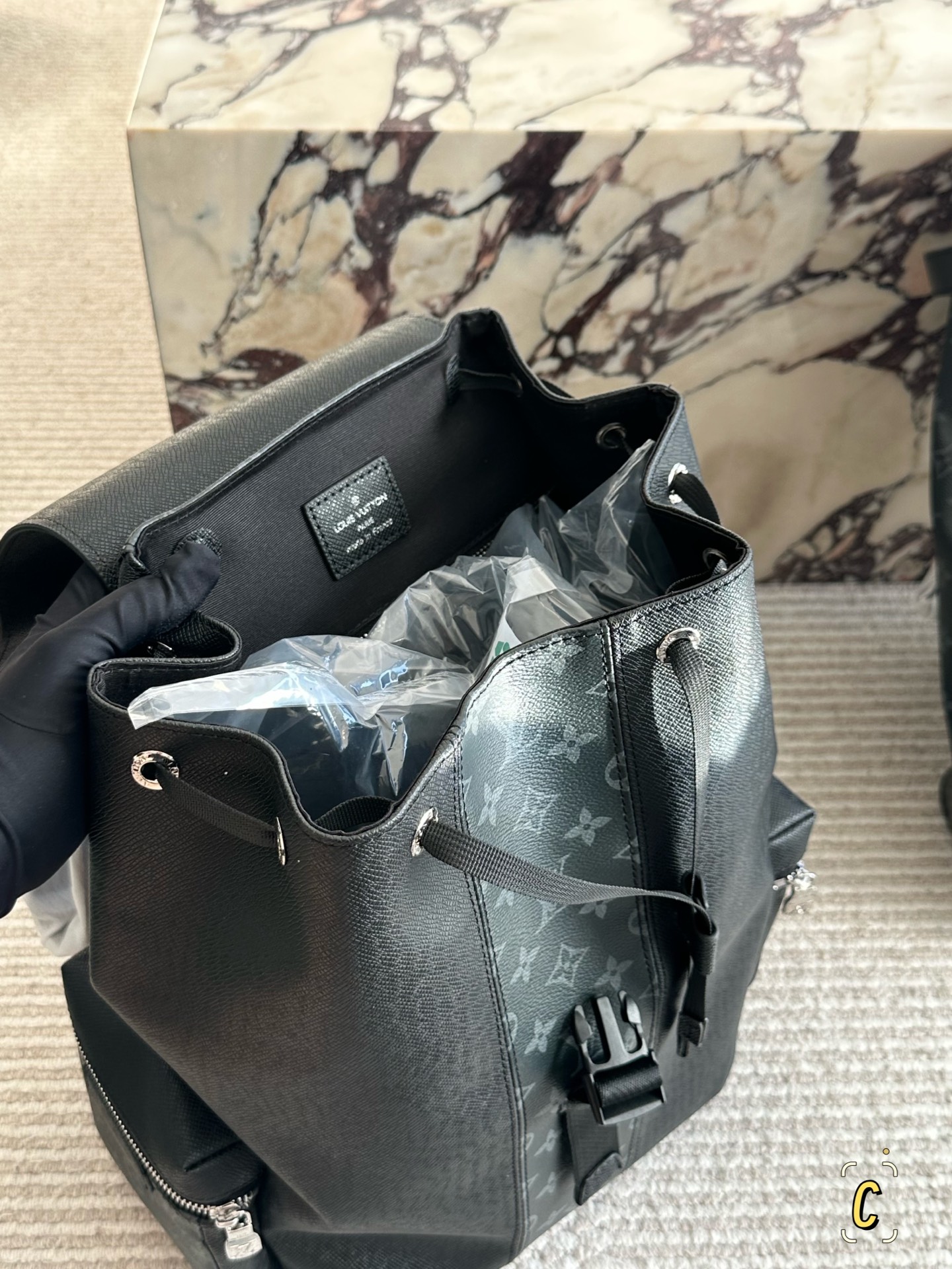 💰185 复刻版

size：38*42cm 
L家 双肩包💼
超高清五金logo标志、
专用里内里 
直男必备款。
Lv最好看的黑色老花双肩包 
大小也刚刚好哦！

